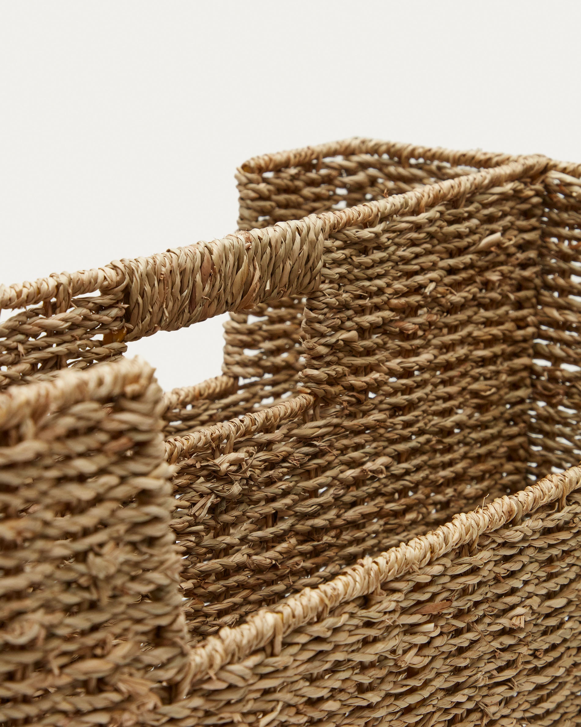 Guixols natural fiber magazine rack with a natural finish - Detail