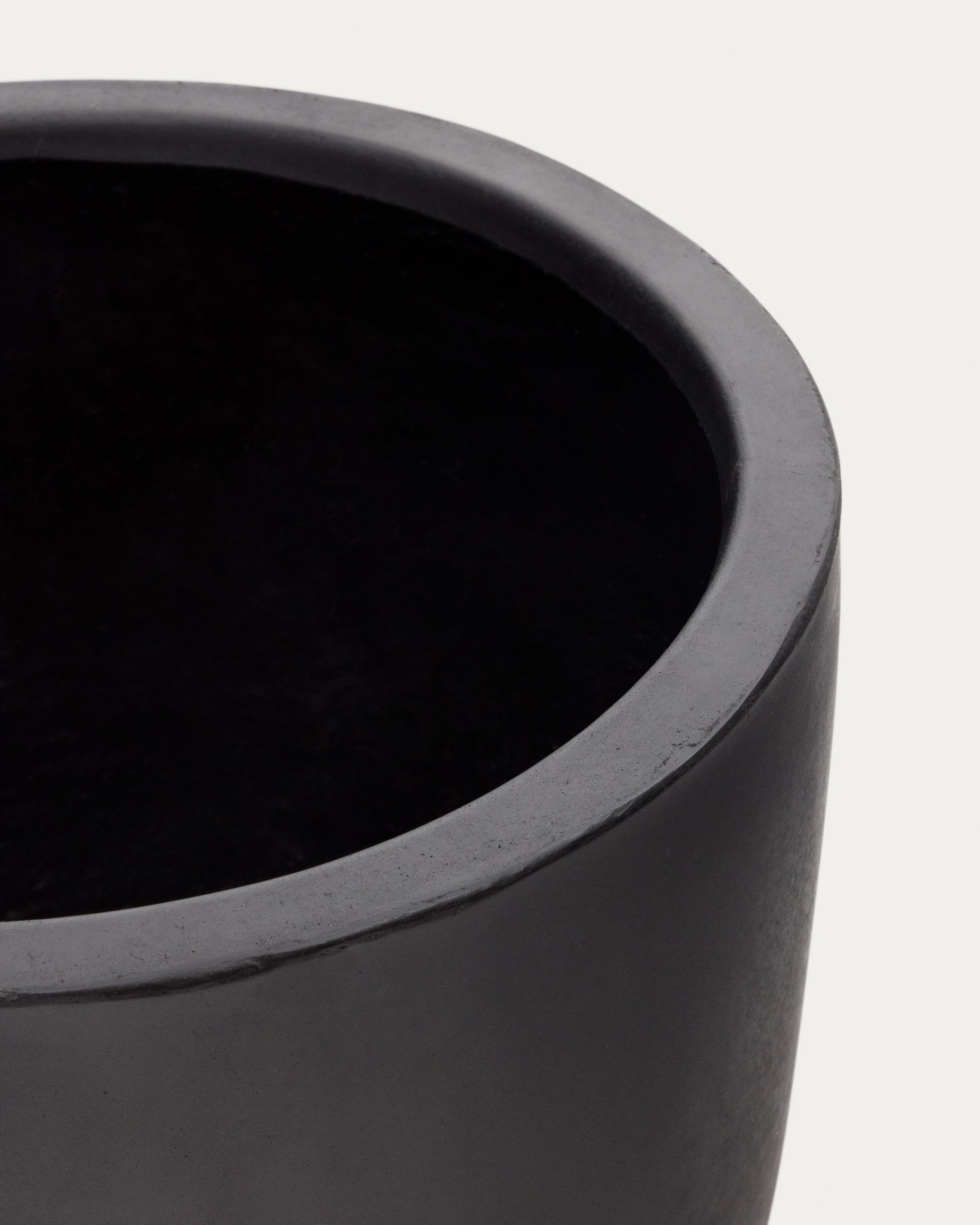 Aiguablava plant pot in black cement, Ø 56 cm - Detail
