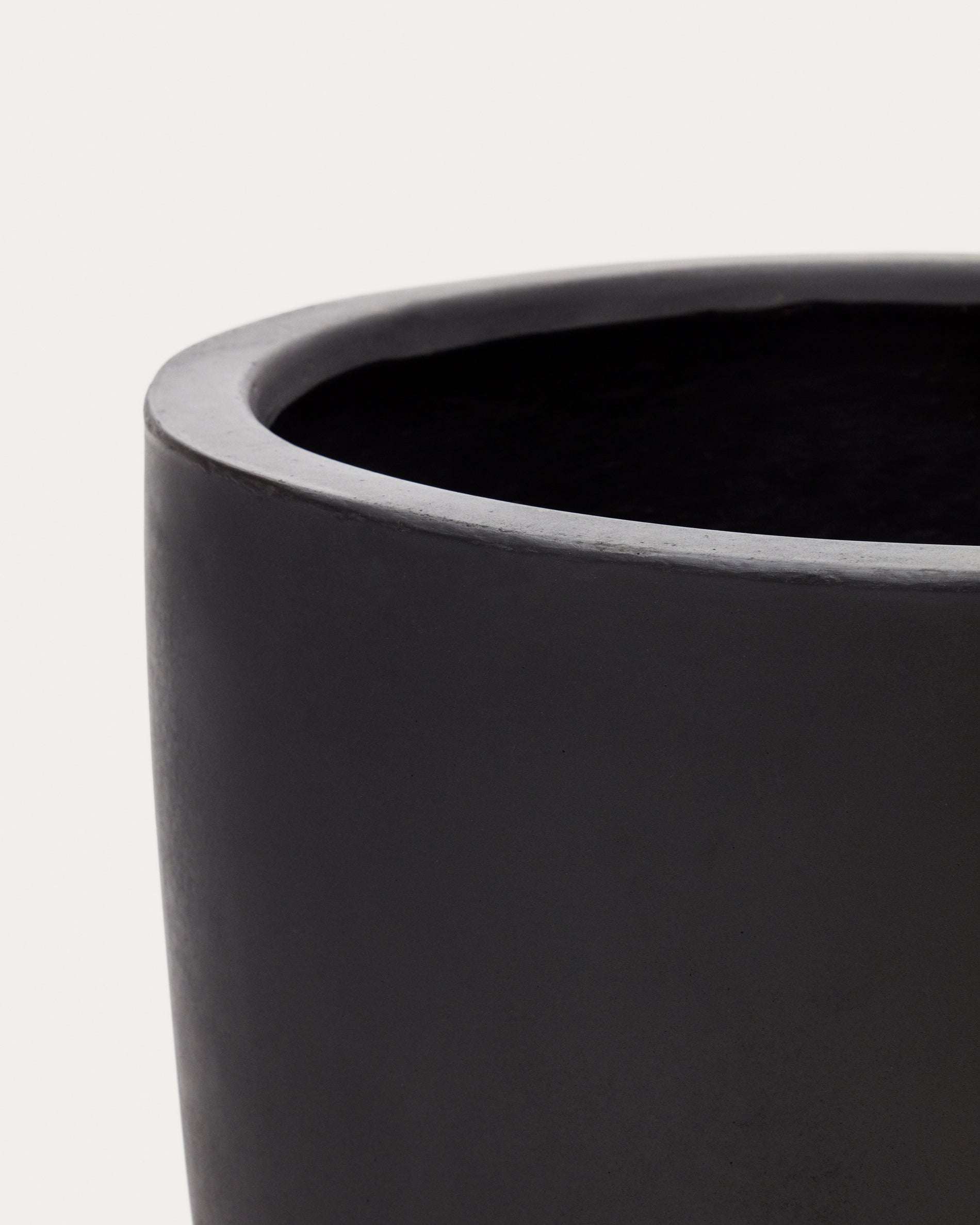 Aiguablava plant pot in black cement, Ø 56 cm - Detail