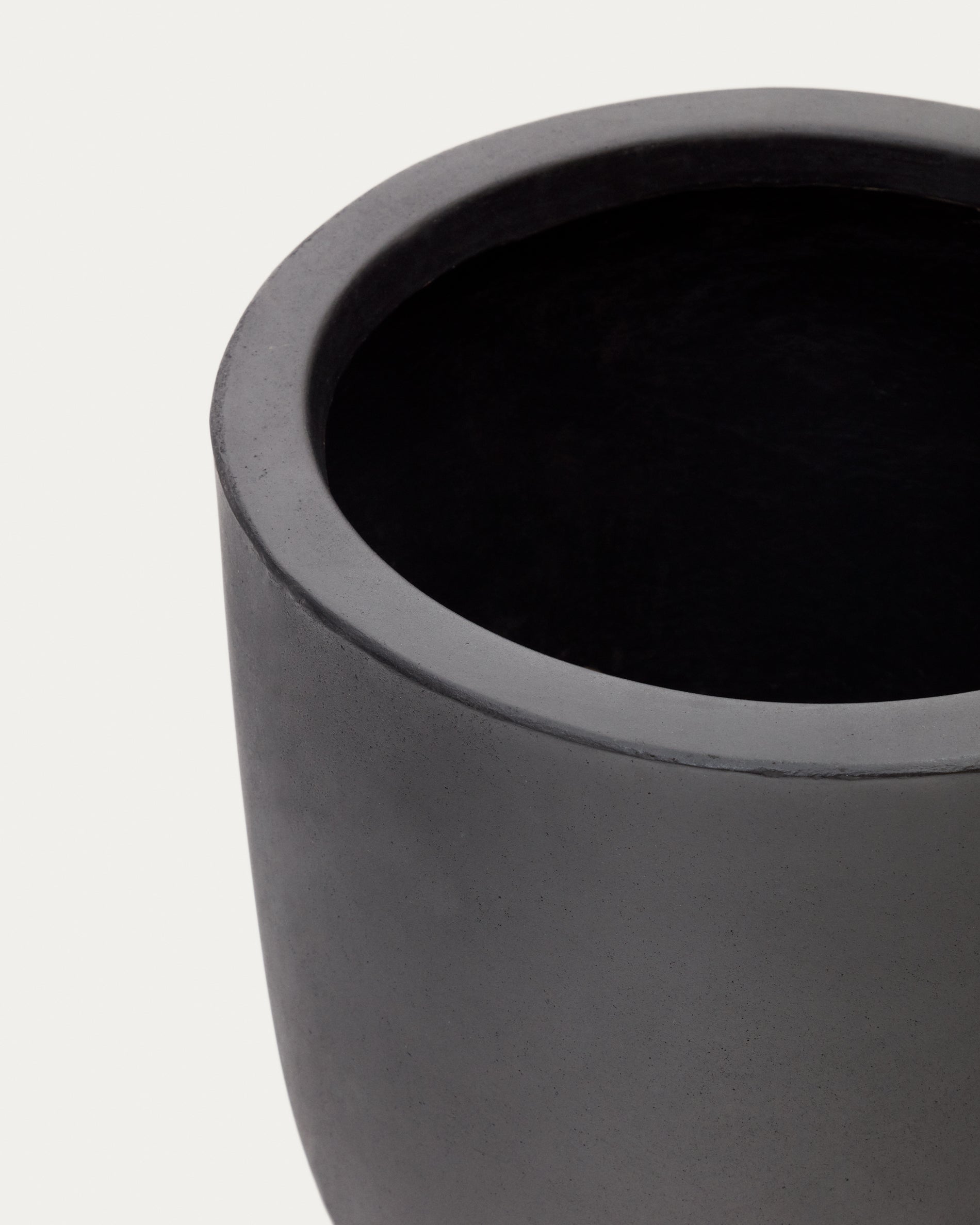 Aiguablava plant pot in black cement, Ø 39 cm - Detail