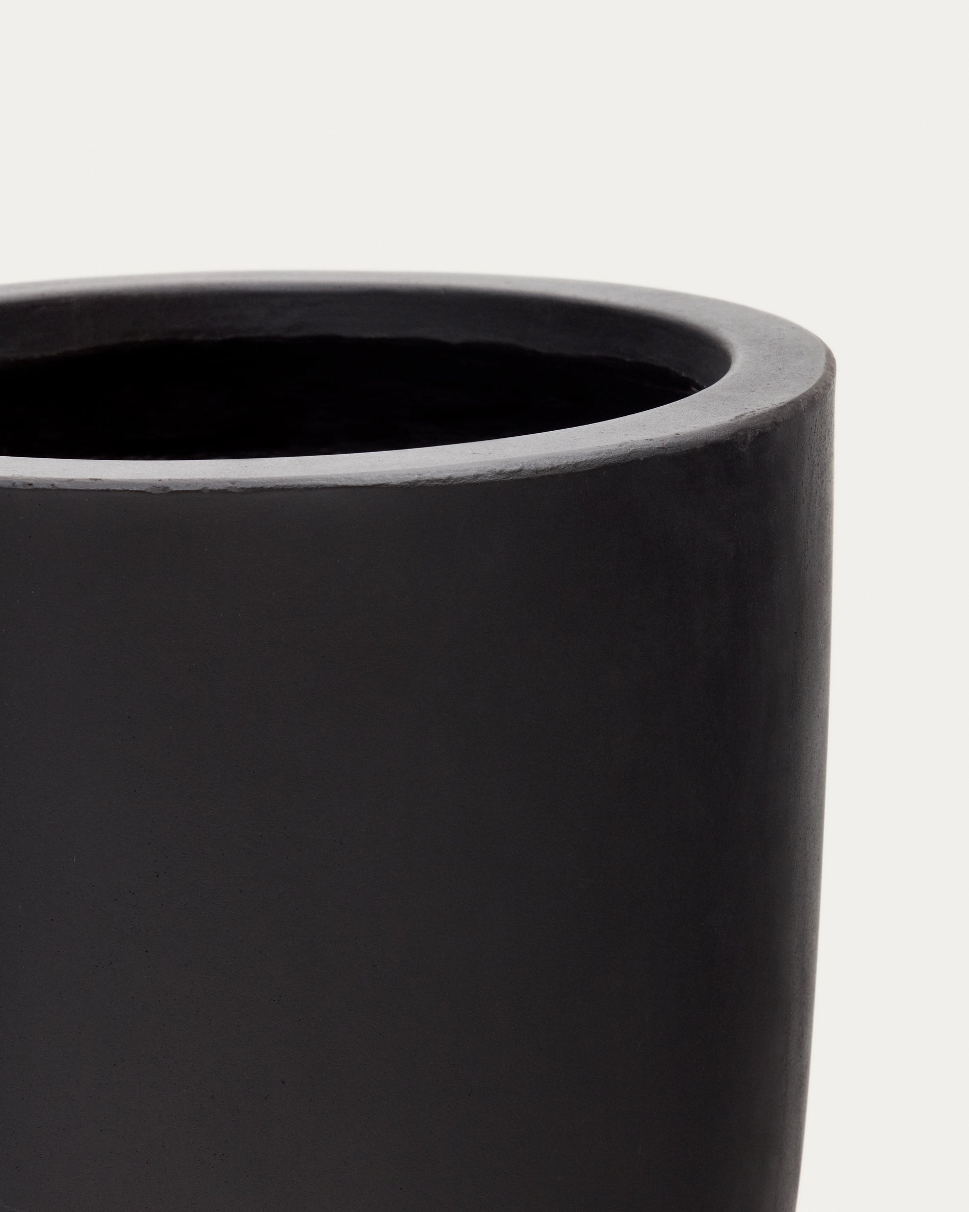 Aiguablava plant pot in black cement, Ø 39 cm - Detail