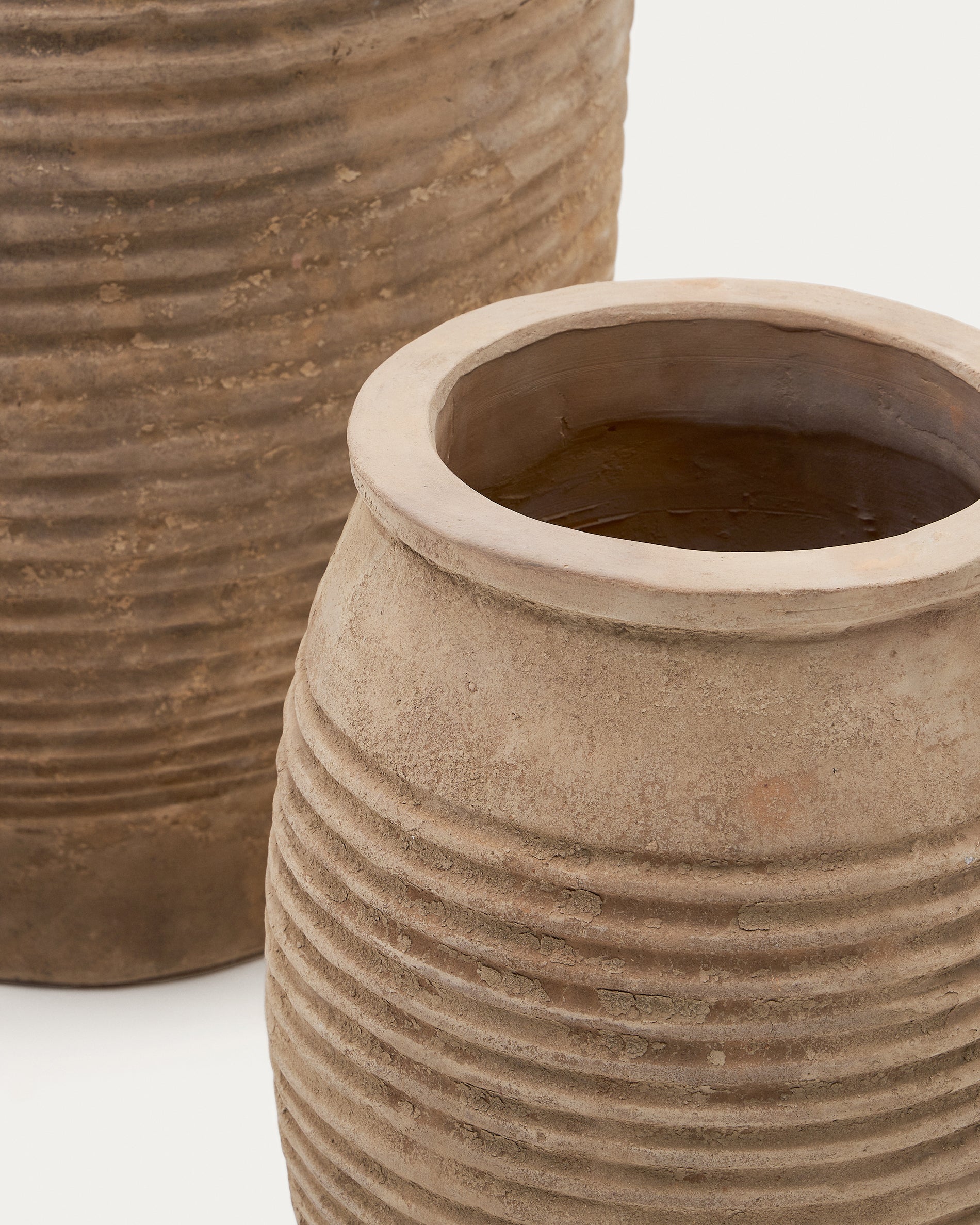 Llonga set of 2 terracotta planters with natural finish Ø 54 / 32 cm - Detail