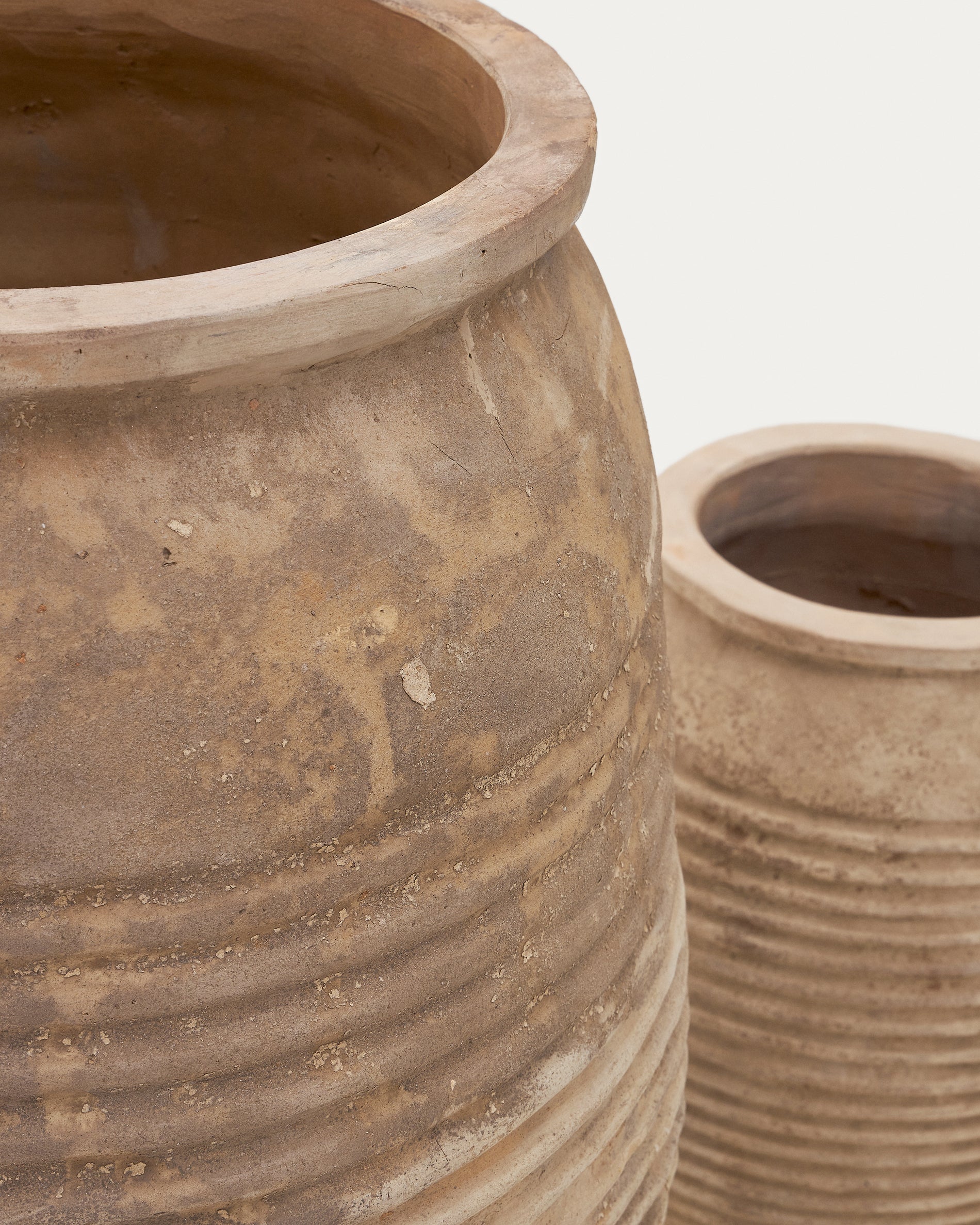 Llonga set of 2 terracotta planters with natural finish Ø 54 / 32 cm - Detail