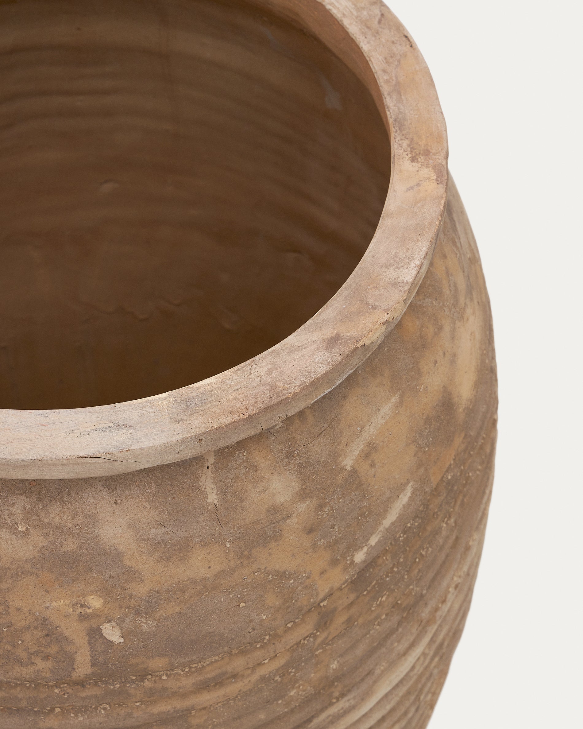 Llonga set of 2 terracotta planters with natural finish Ø 54 / 32 cm - Detail