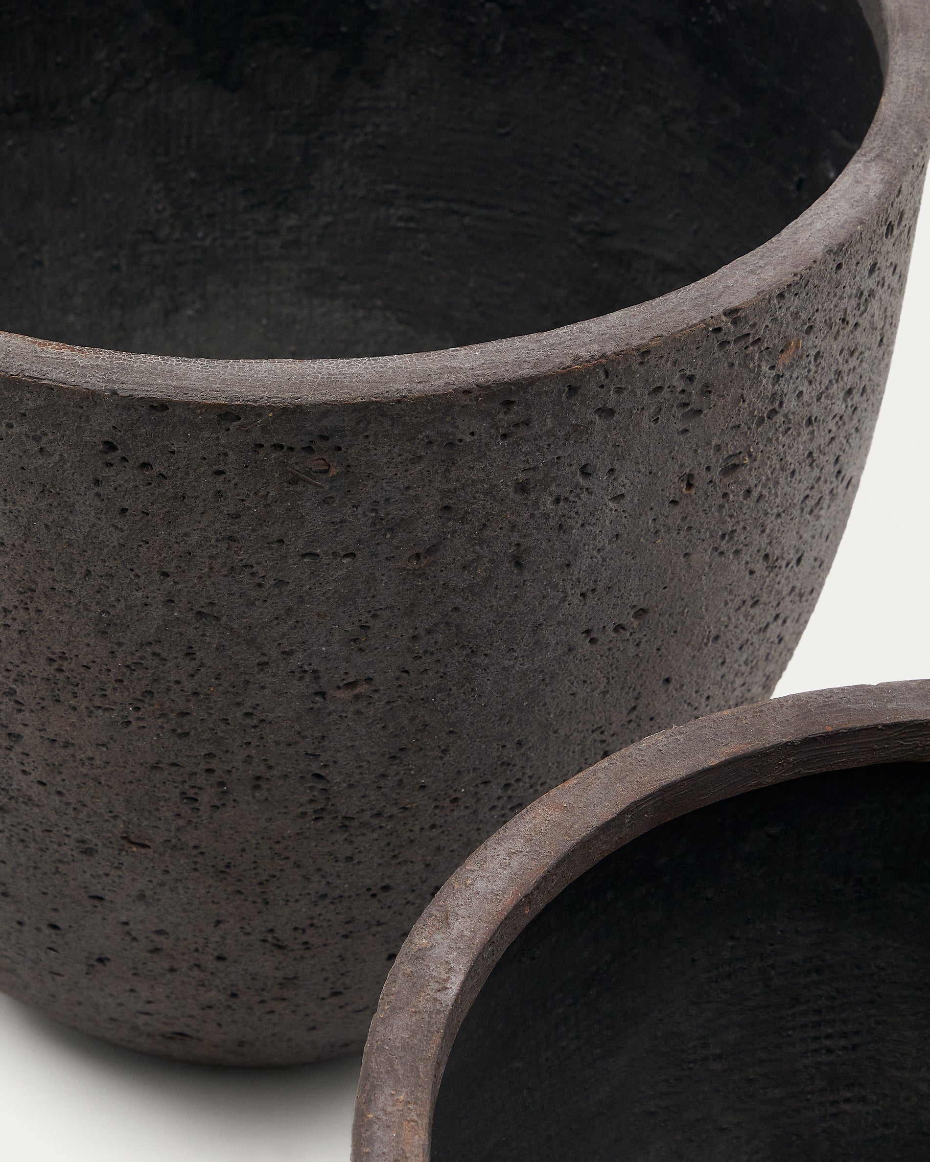 Serili set of 2 dark grey cement and fiberglass plant pots Ø 42 cm / Ø 50 cm - Detail