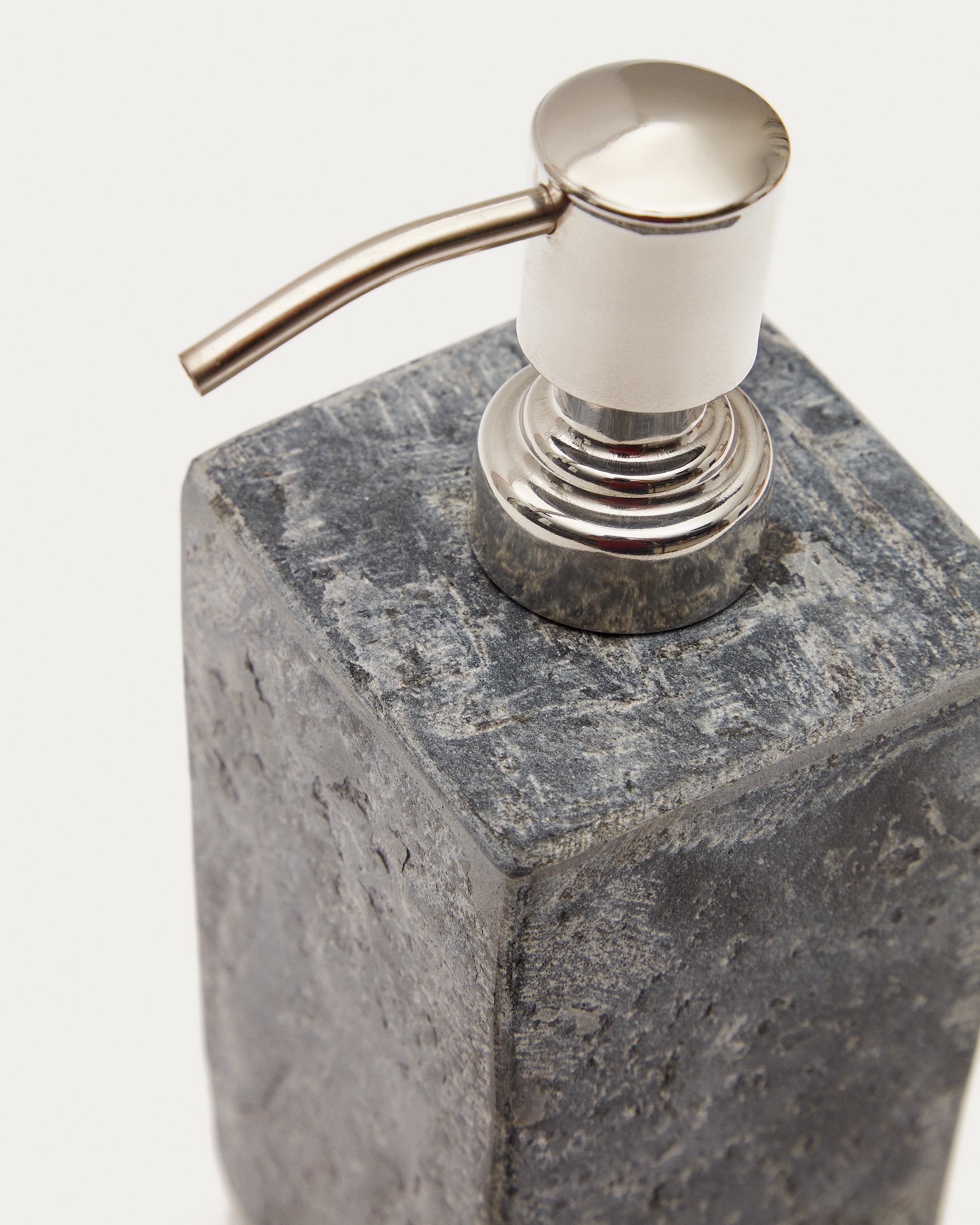 Macinne grey soap dispenser - Detail