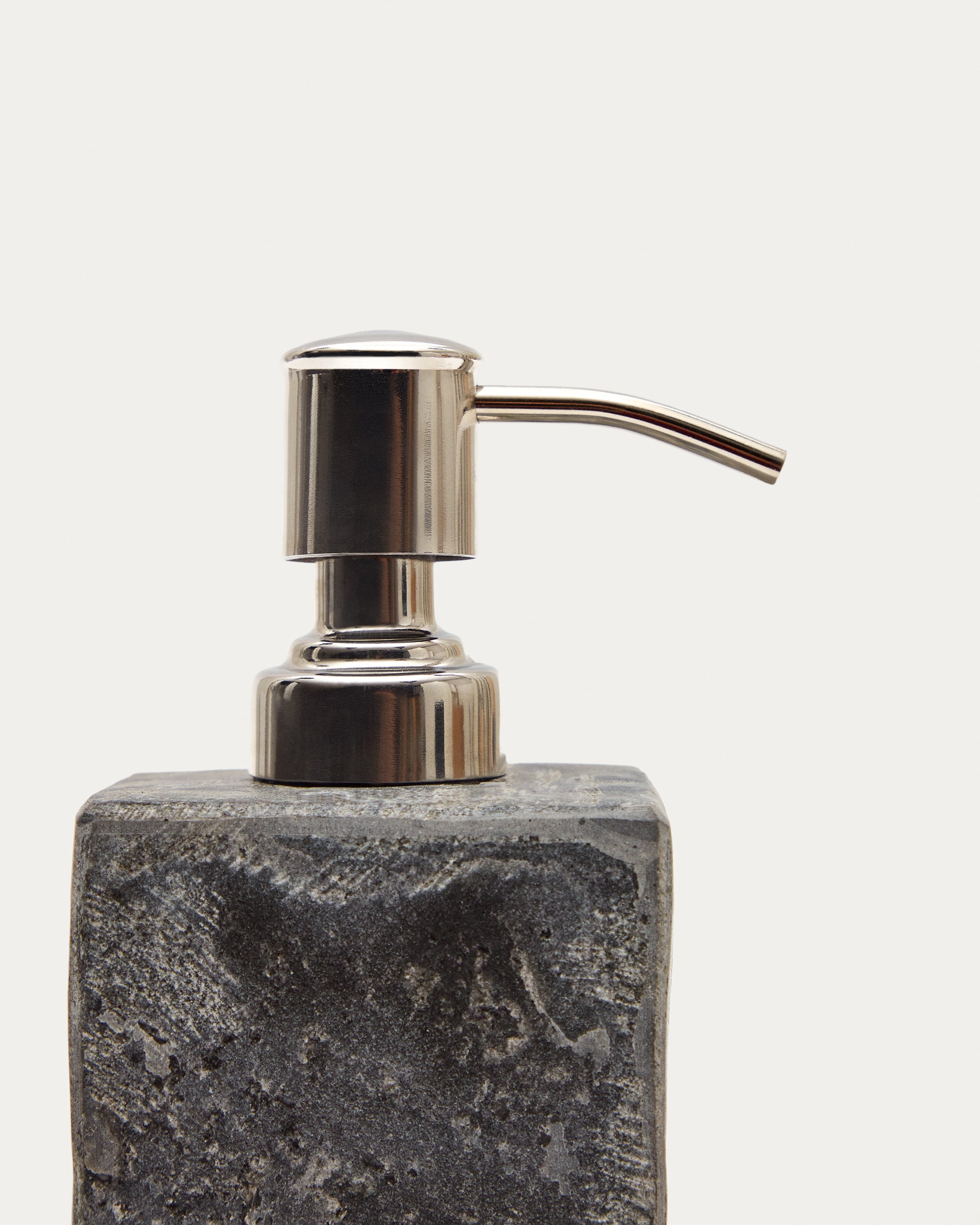 Macinne grey soap dispenser - Detail