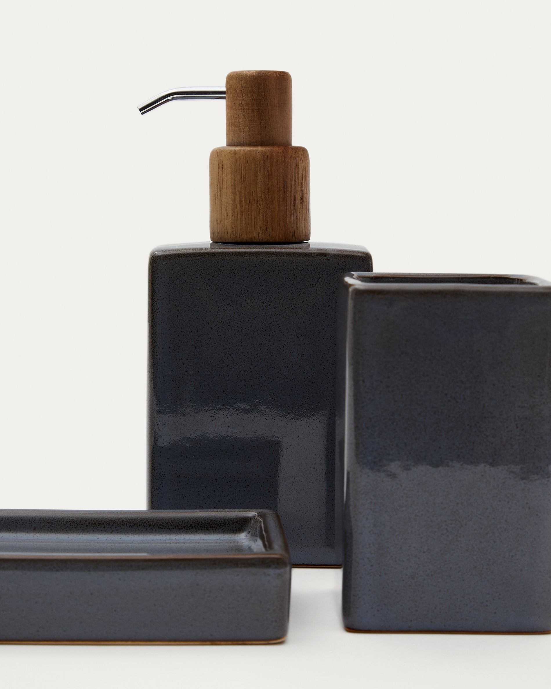 Silvet Soap Dish made of Gray Stoneware - Detail