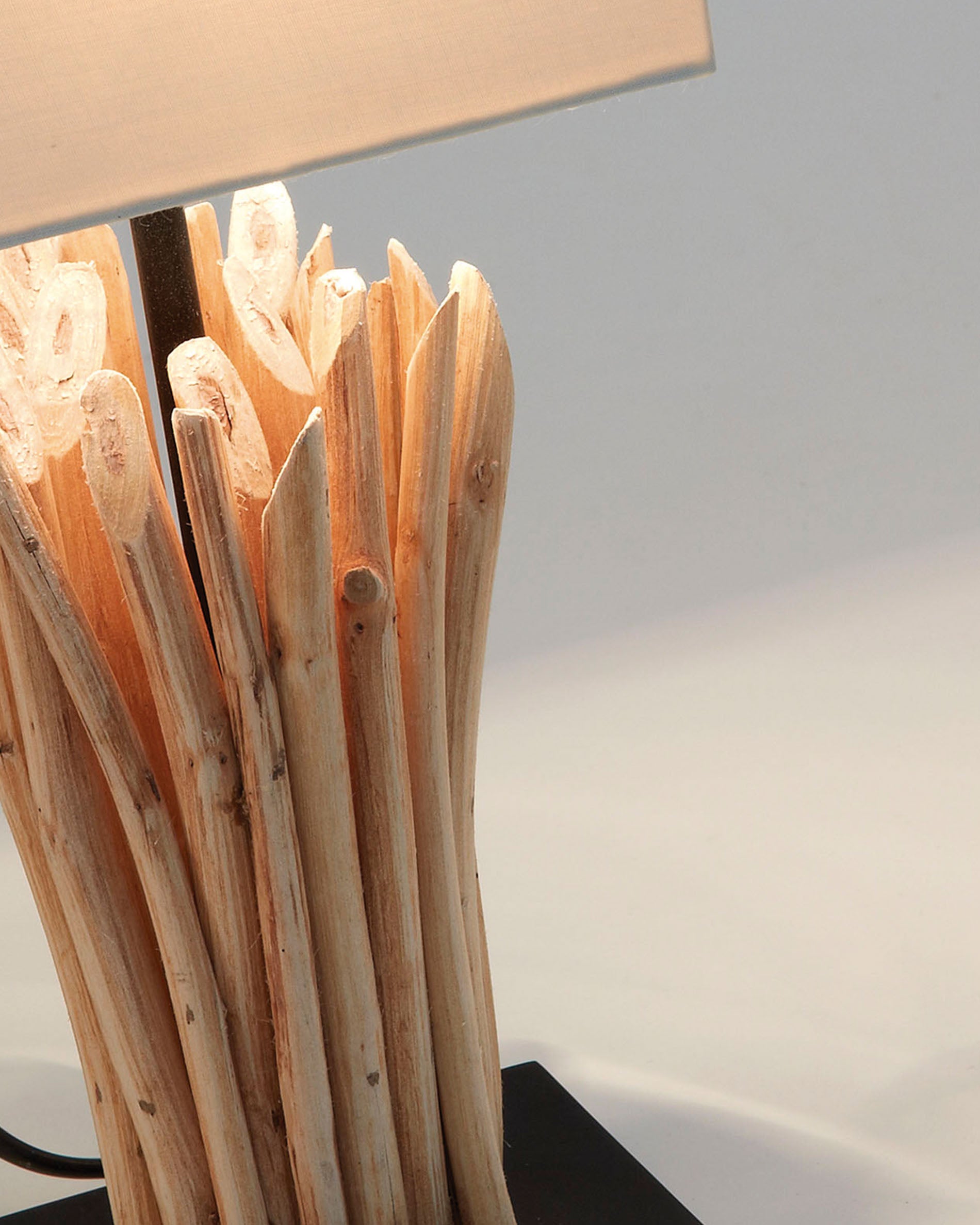 Boop table lamp made of solid red wood and rubberwood - Detail