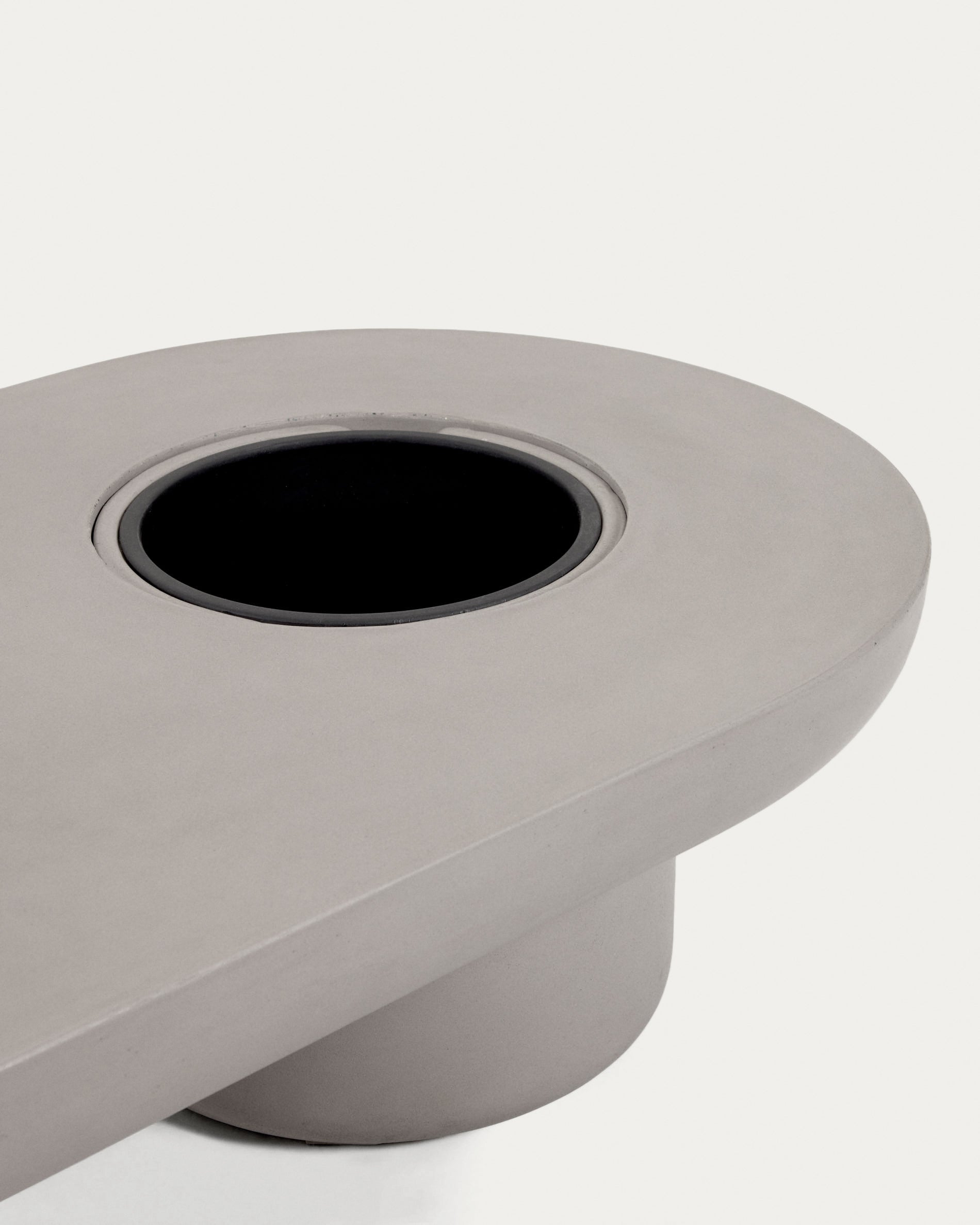 Taimi concrete outdoor coffee table Ø 140 x 60 cm - Detail
