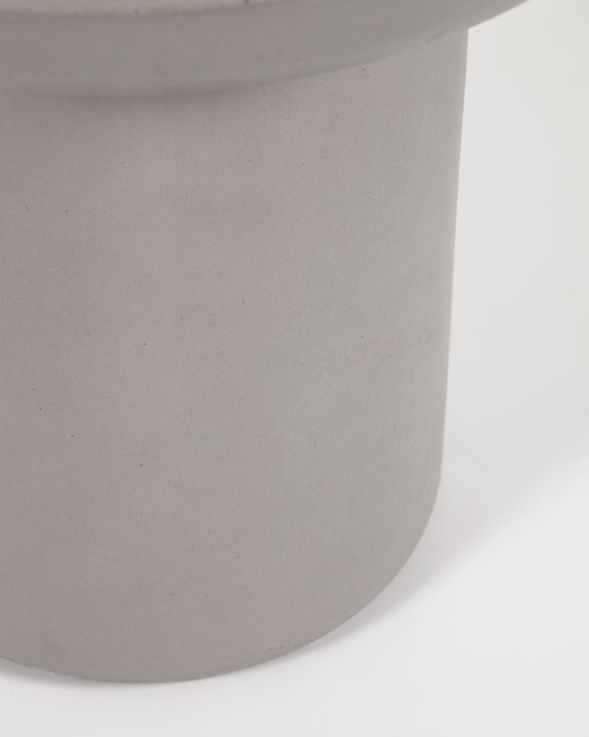 Taimi concrete round outdoor side table Ø 50 cm - Detail
