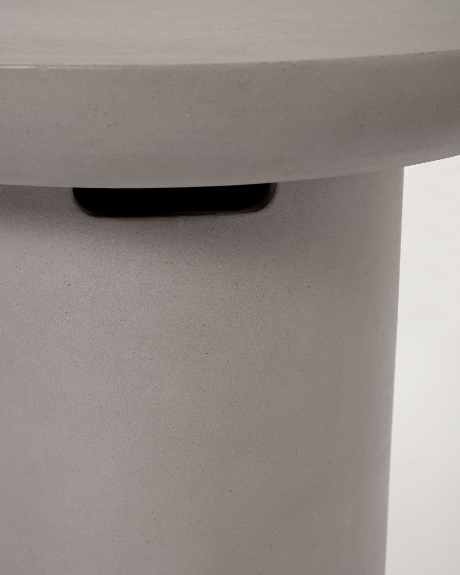 Taimi concrete round outdoor side table Ø 50 cm - Detail