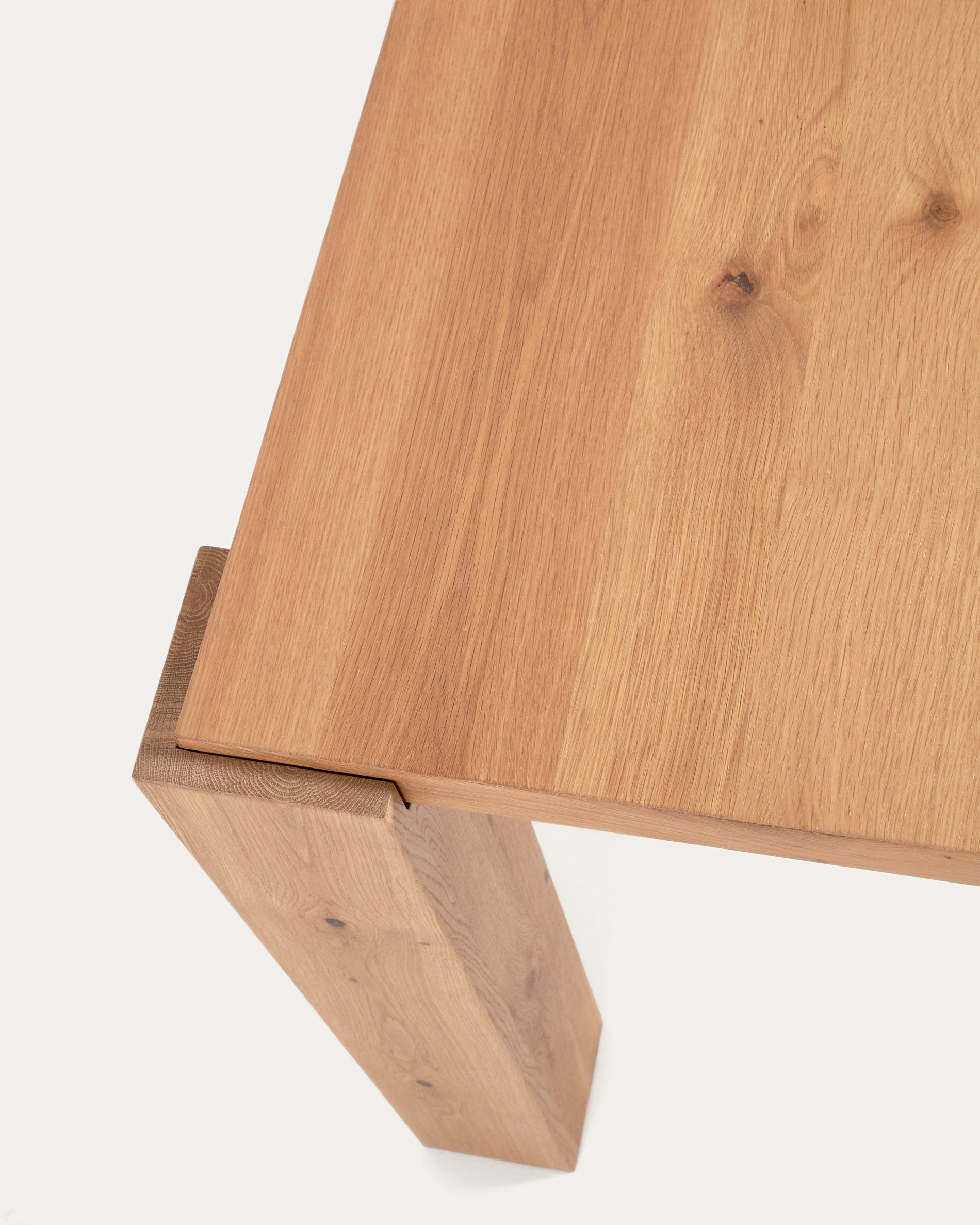 Deyanira table with oak veneer and solid oak legs 160 x 90 cm - Detail