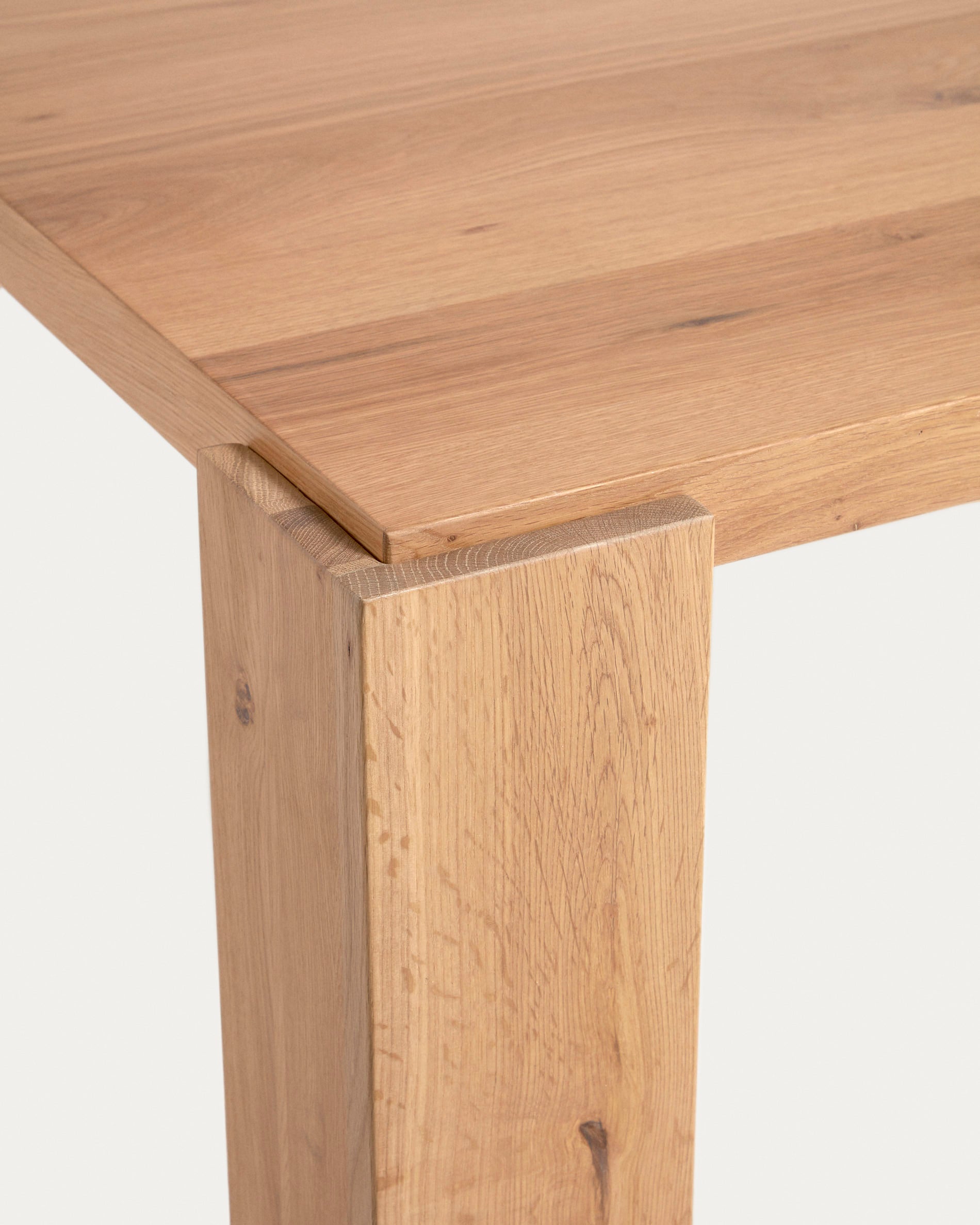 Deyanira table with oak veneer and solid oak legs 160 x 90 cm - Detail
