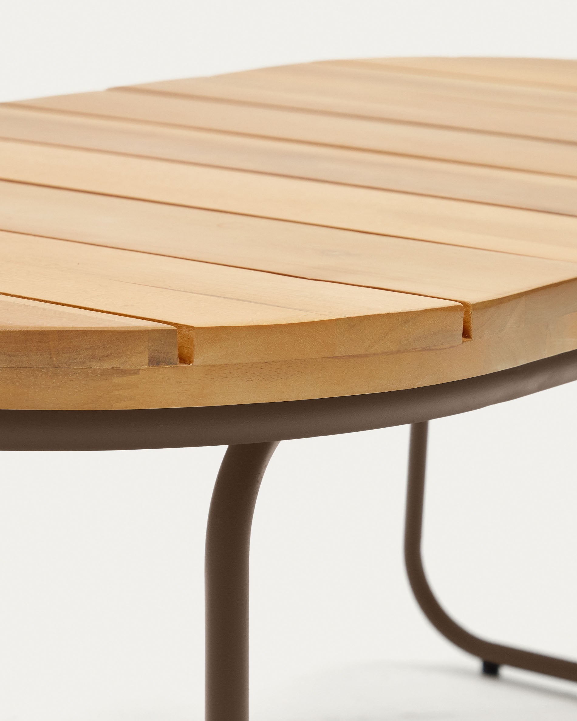 Salguer outdoor coffee table in solid acacia & brown steel, Ø 100 x 50 cm FSC 100% - Detail