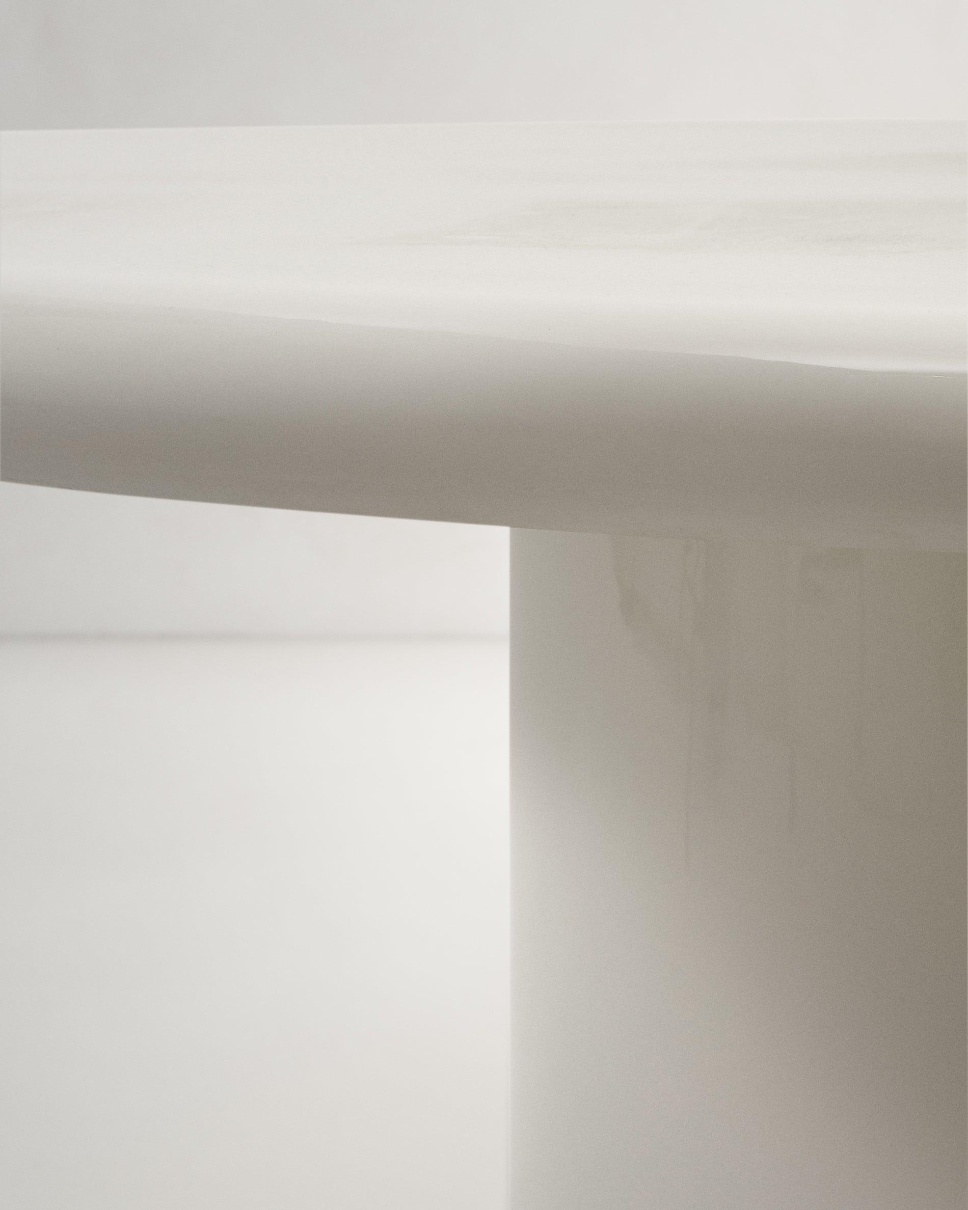 Canaret kerek cement asztal fényes fehér befejezéssel Ø 152 cm