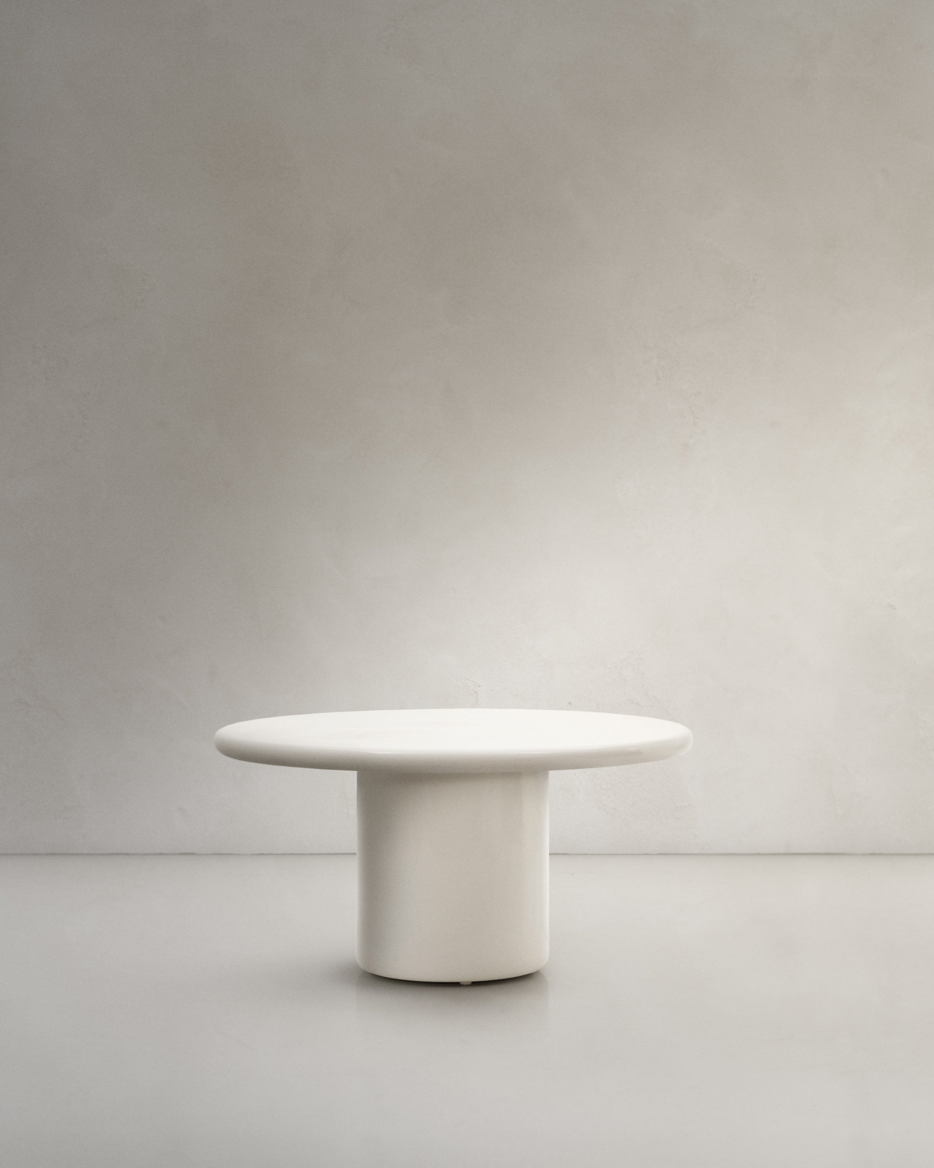 Canaret round cement table with glossy white finish Ø 152 cm