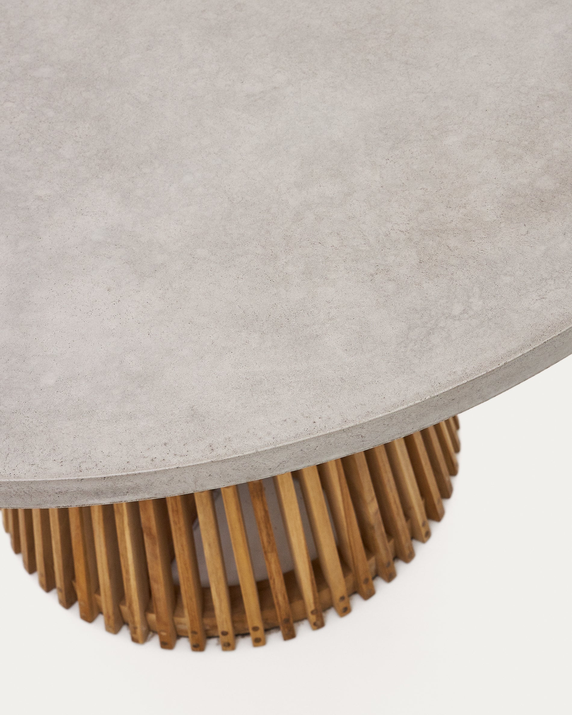 Alcaufar round outdoor table made of solid teak wood and grey cement Ø 120 cm - Detail