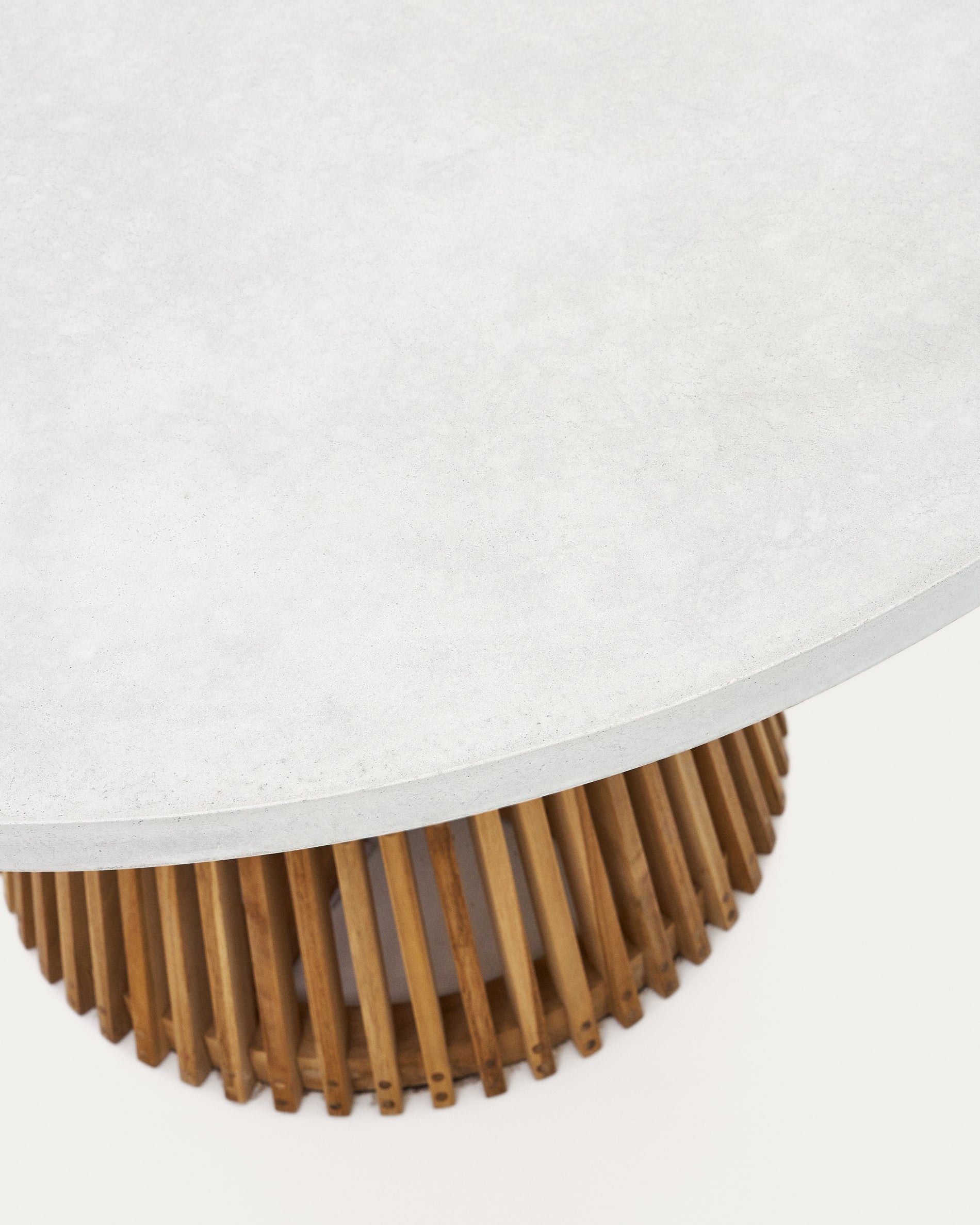 Alcaufar round outdoor table made of solid teak wood and white cement Ø 120 cm - Detail