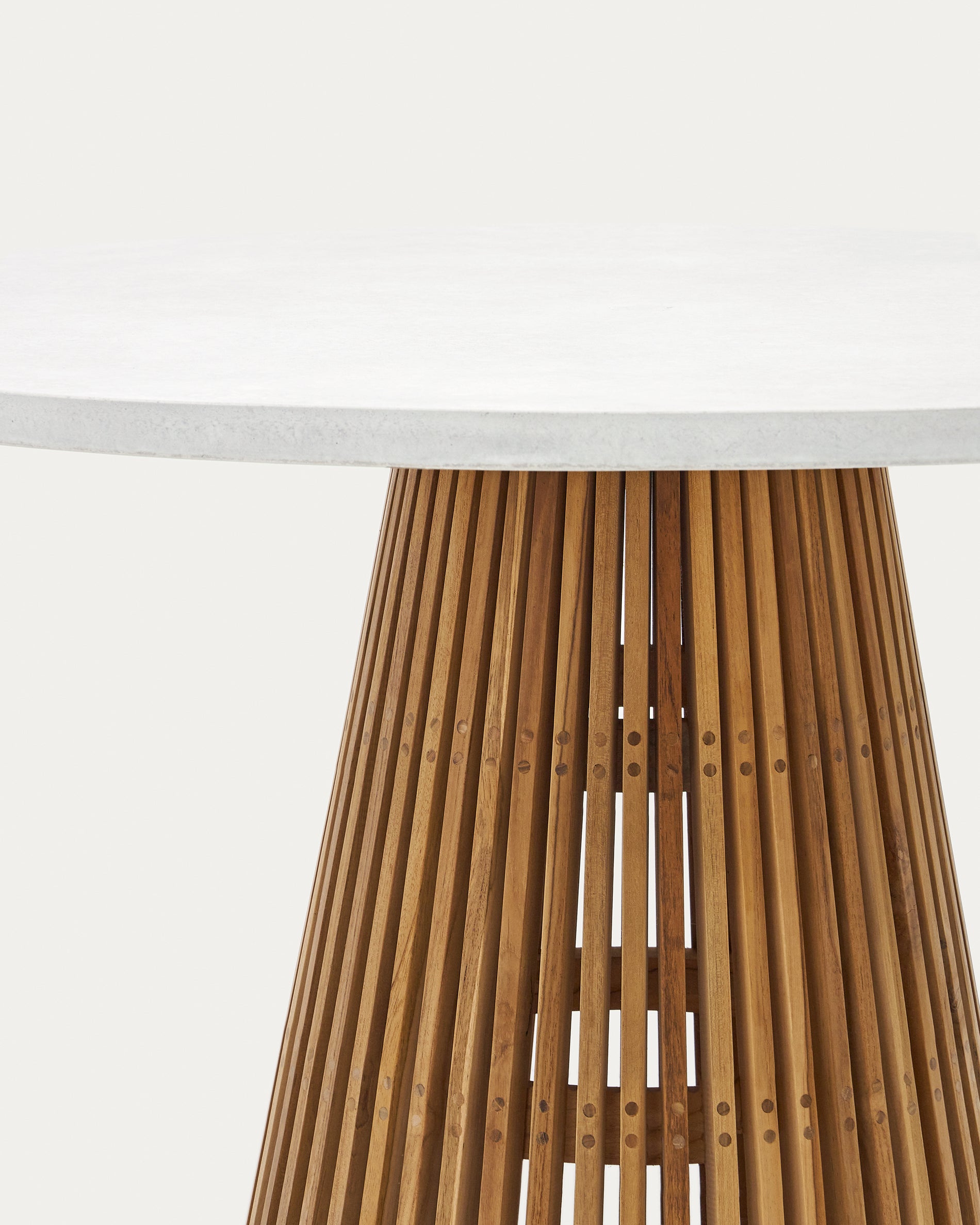 Alcaufar round outdoor table made of solid teak wood and white cement Ø 120 cm - Detail