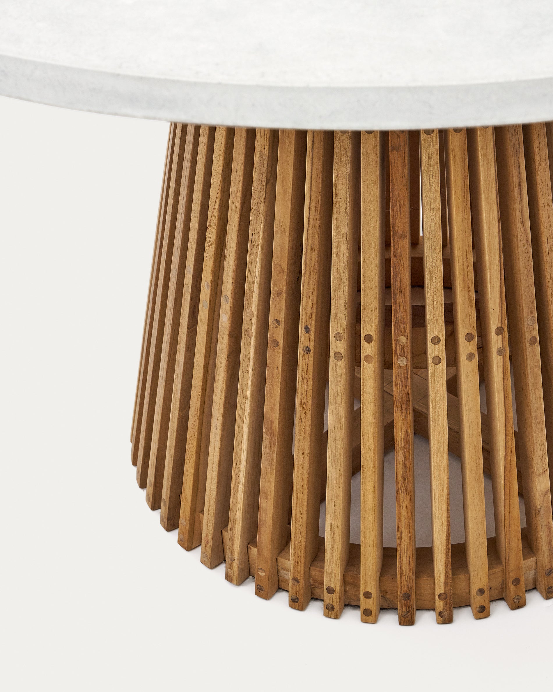 Alcaufar round outdoor table made of solid teak wood and white cement Ø 120 cm - Detail