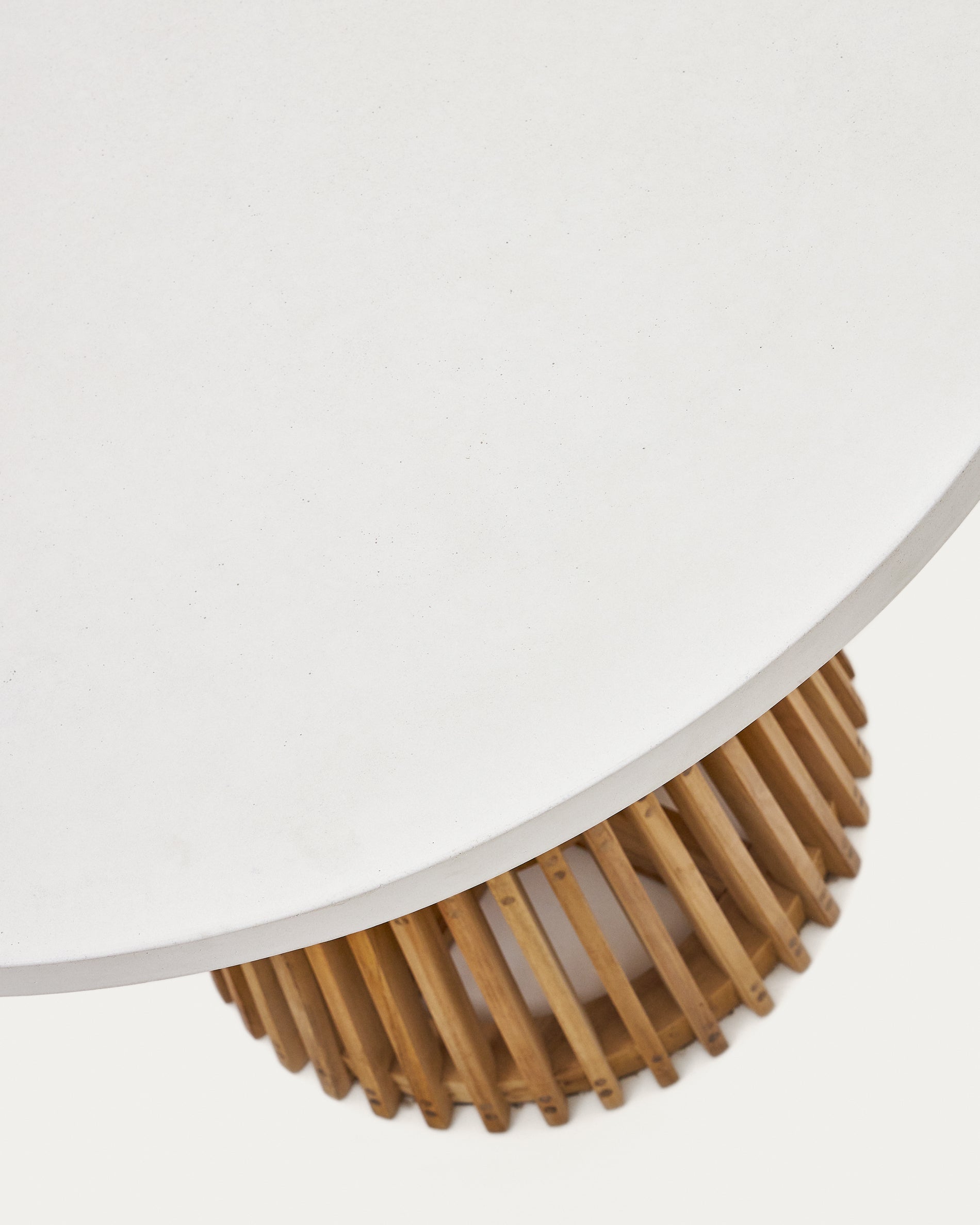 Alcaufar kerek kültéri asztal tömör teakfából és fehér cementből Ø 90 cm