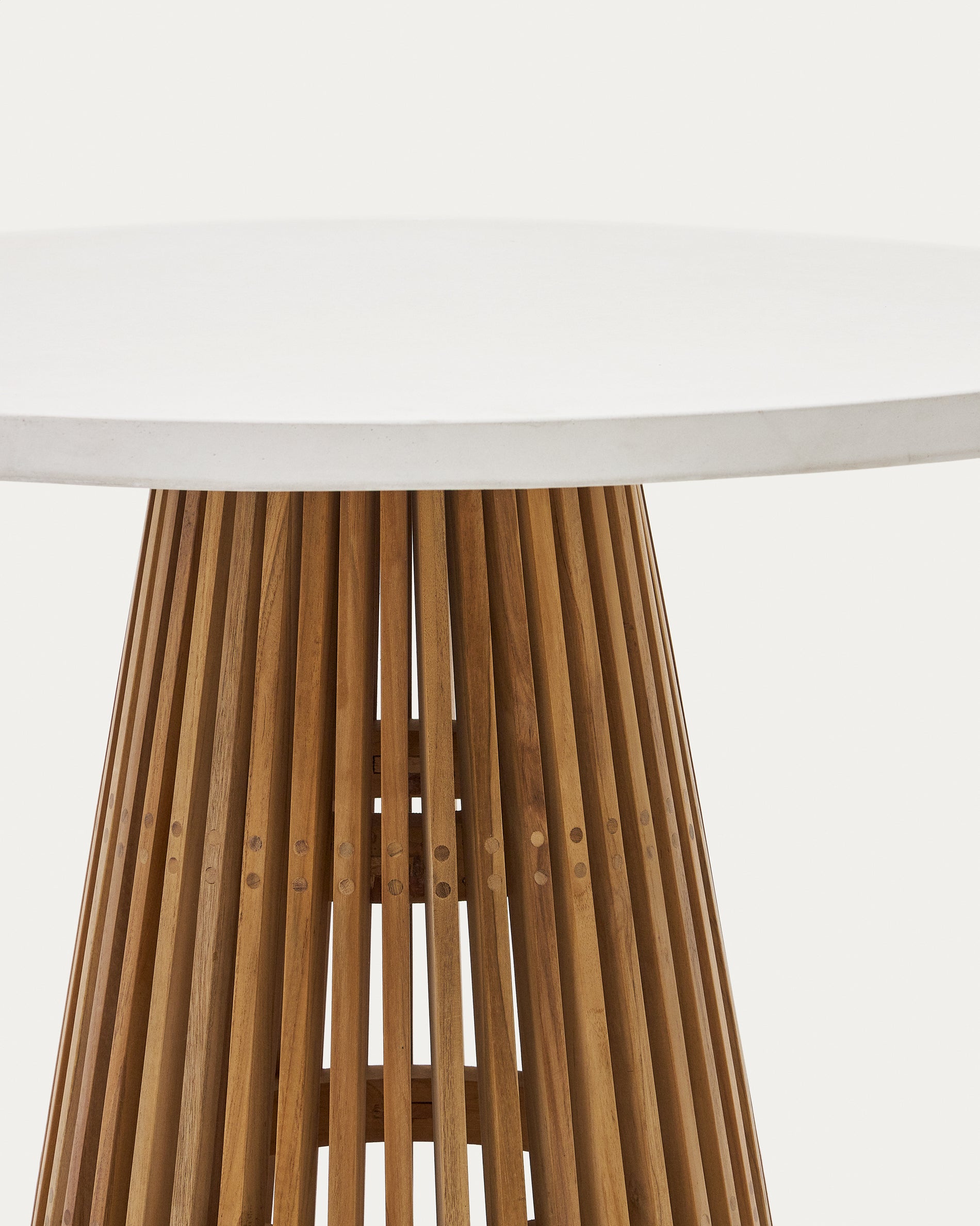 Alcaufar kerek kültéri asztal tömör teakfából és fehér cementből Ø 90 cm