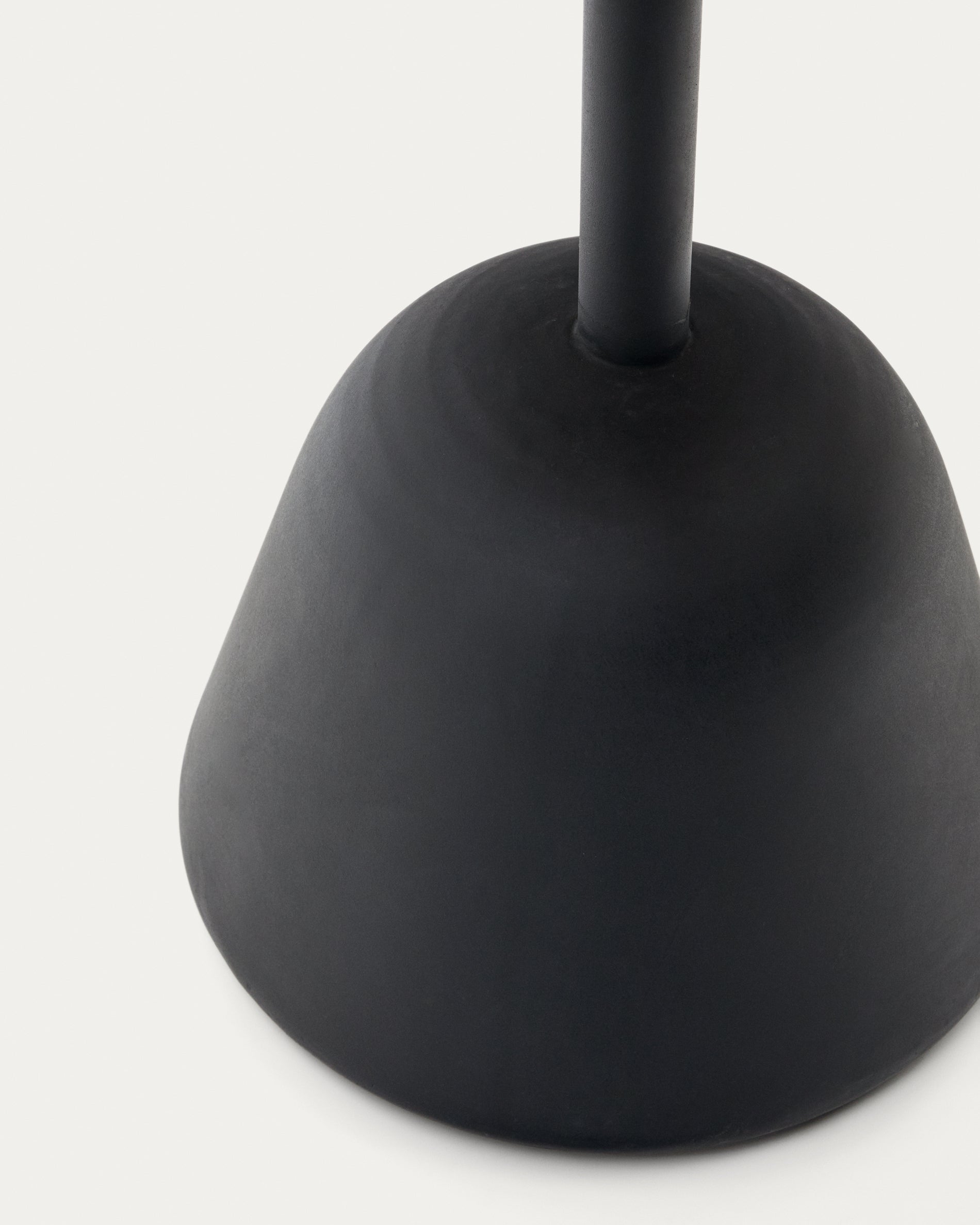 Saura table,  black metal top acacia with walnut finish, 75 x Ø70 cm FSC 100% - Detail