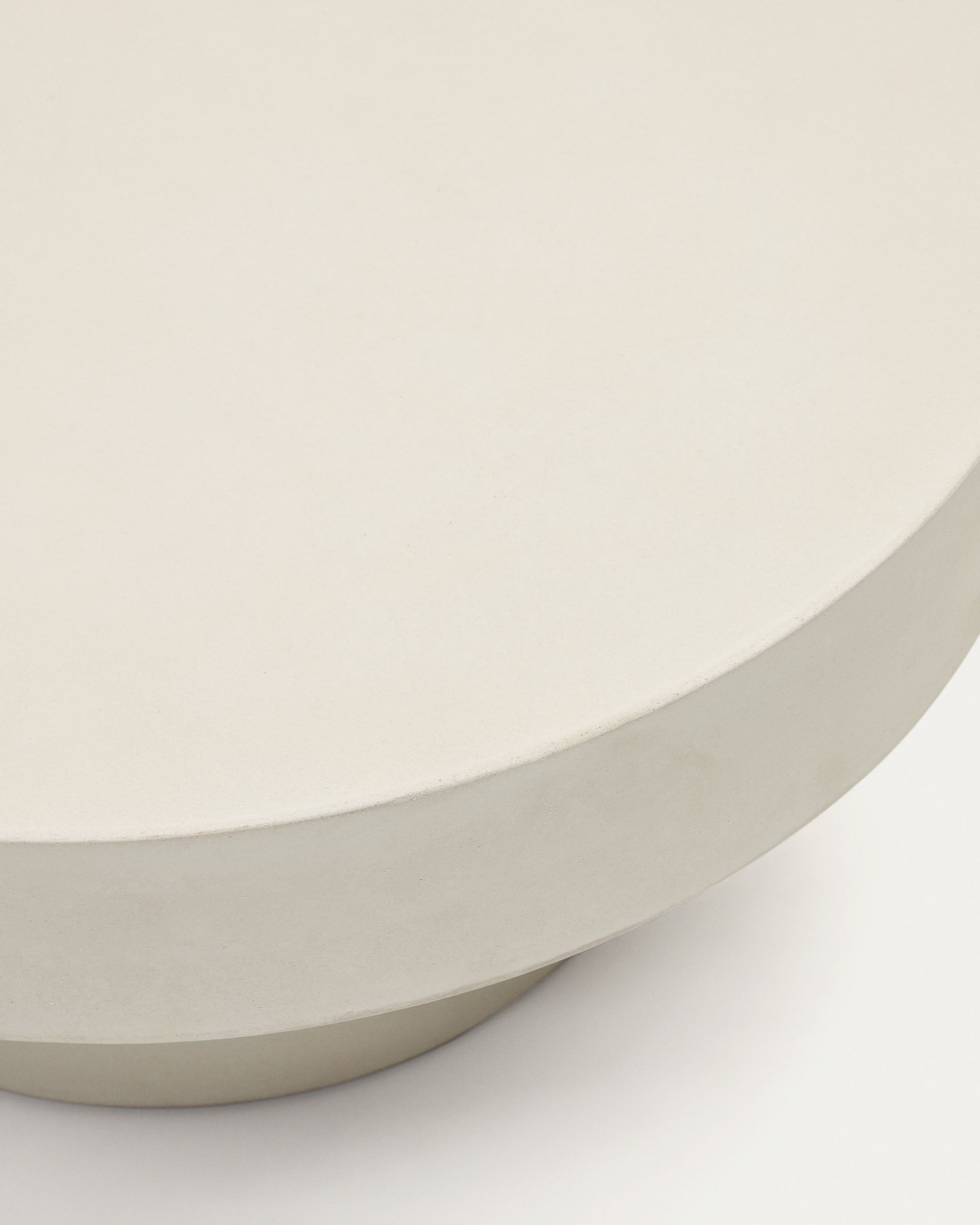 Aiguablava round coffee table in white cement, Ø 66 cm - Detail