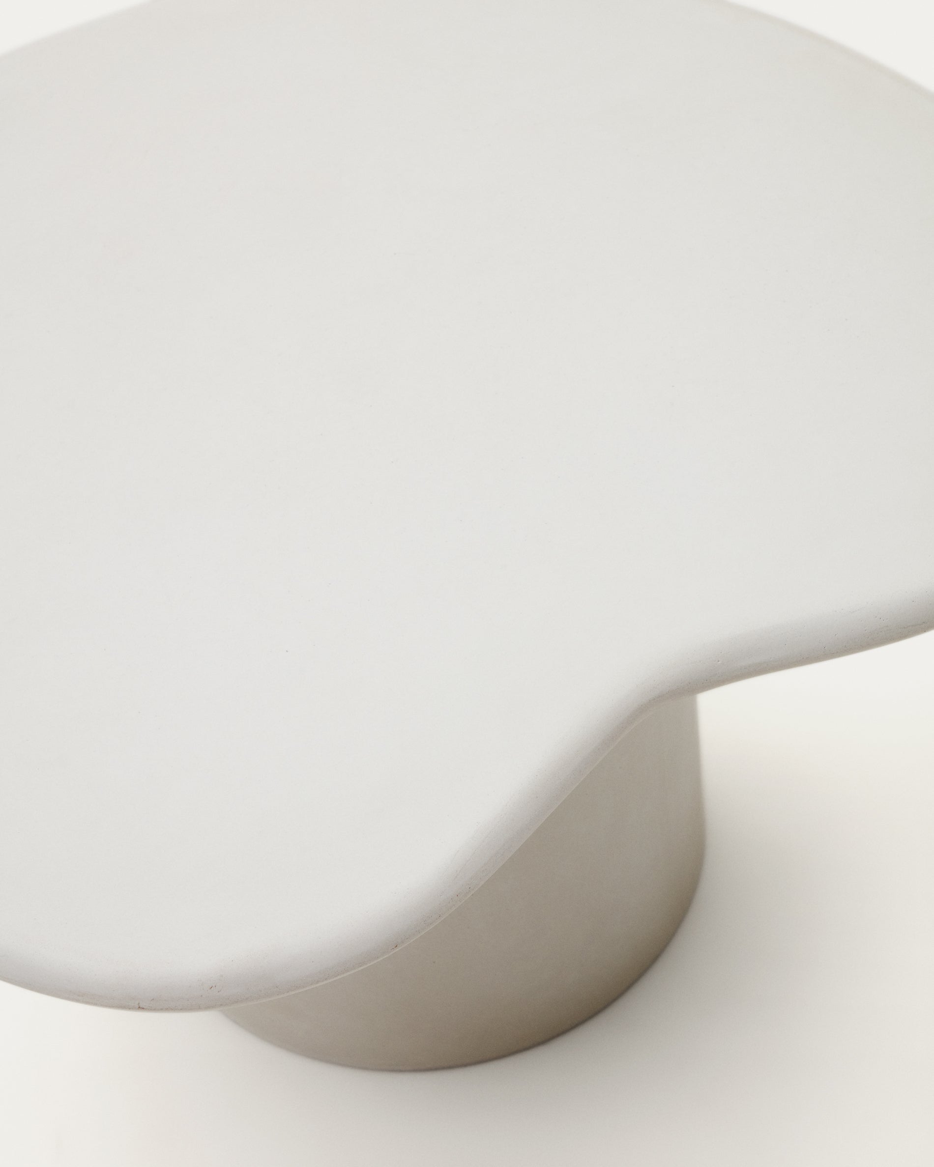 Macarella white cement coffee table, 83 x 77 cm - Detail