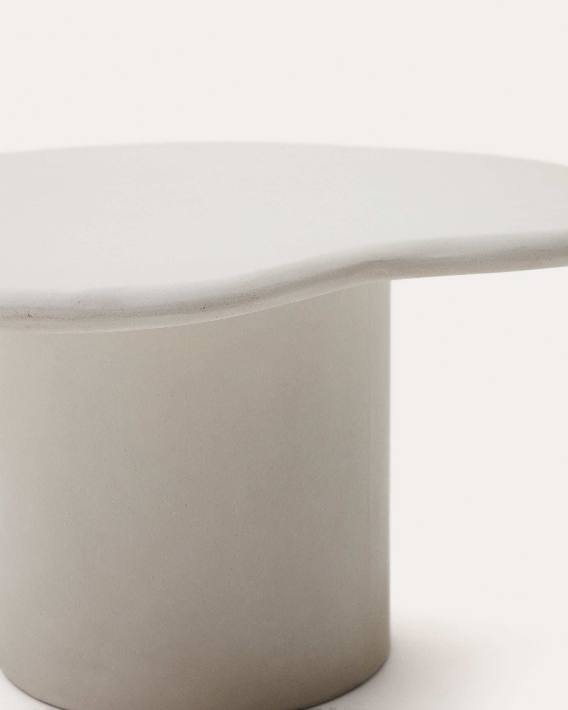 Macarella white cement coffee table, 83 x 77 cm - Detail