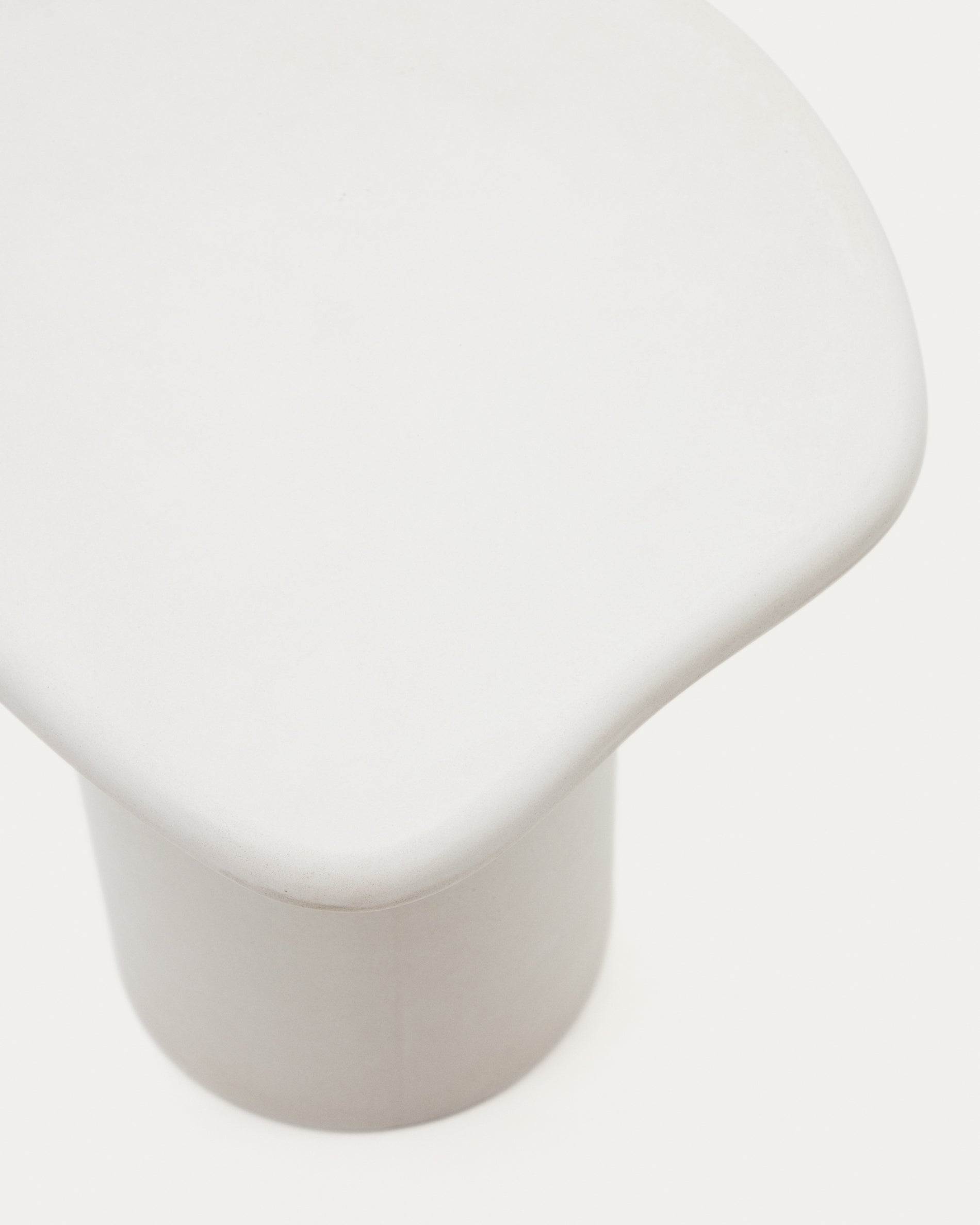Macarella white cement side table, 48 x 47 cm - Detail