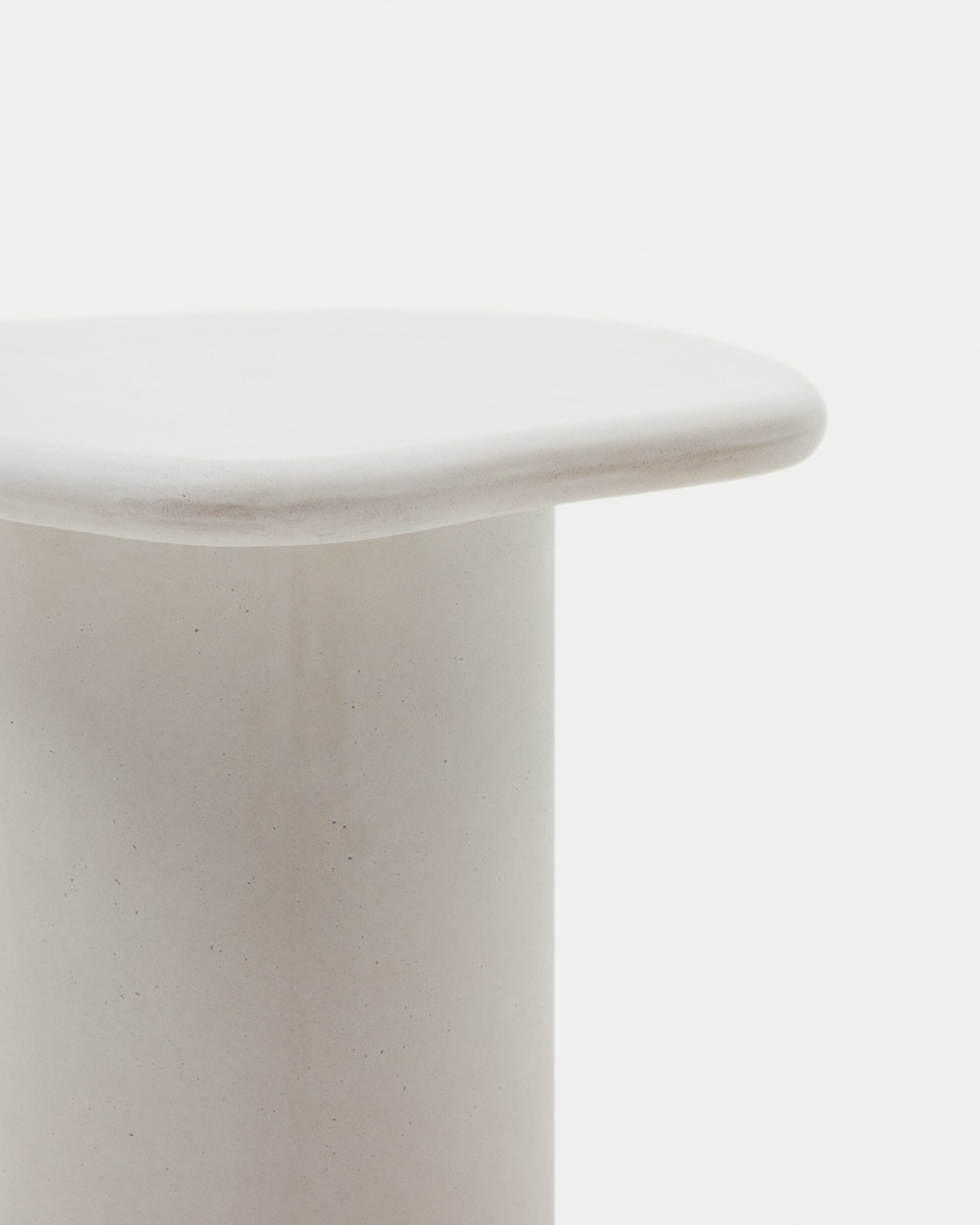 Macarella white cement side table, 48 x 47 cm - Detail