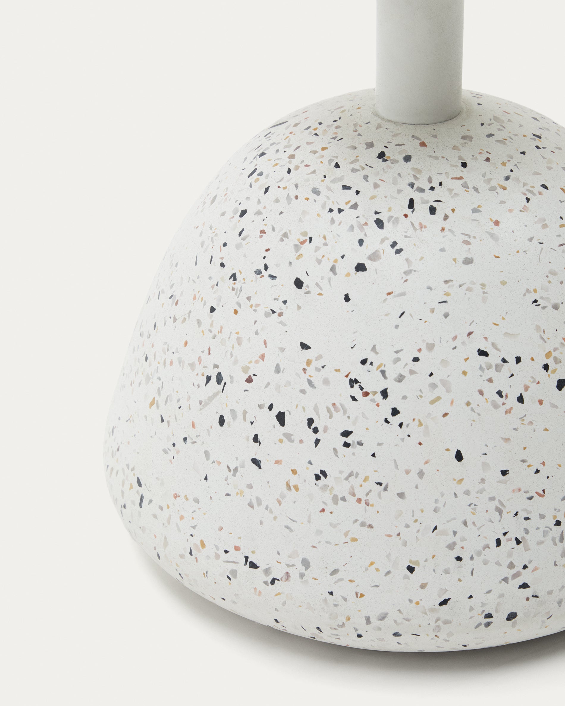 Saura coffee table in white terrazzo with a white terrazzo top 32 x 48 x 48 - Detail