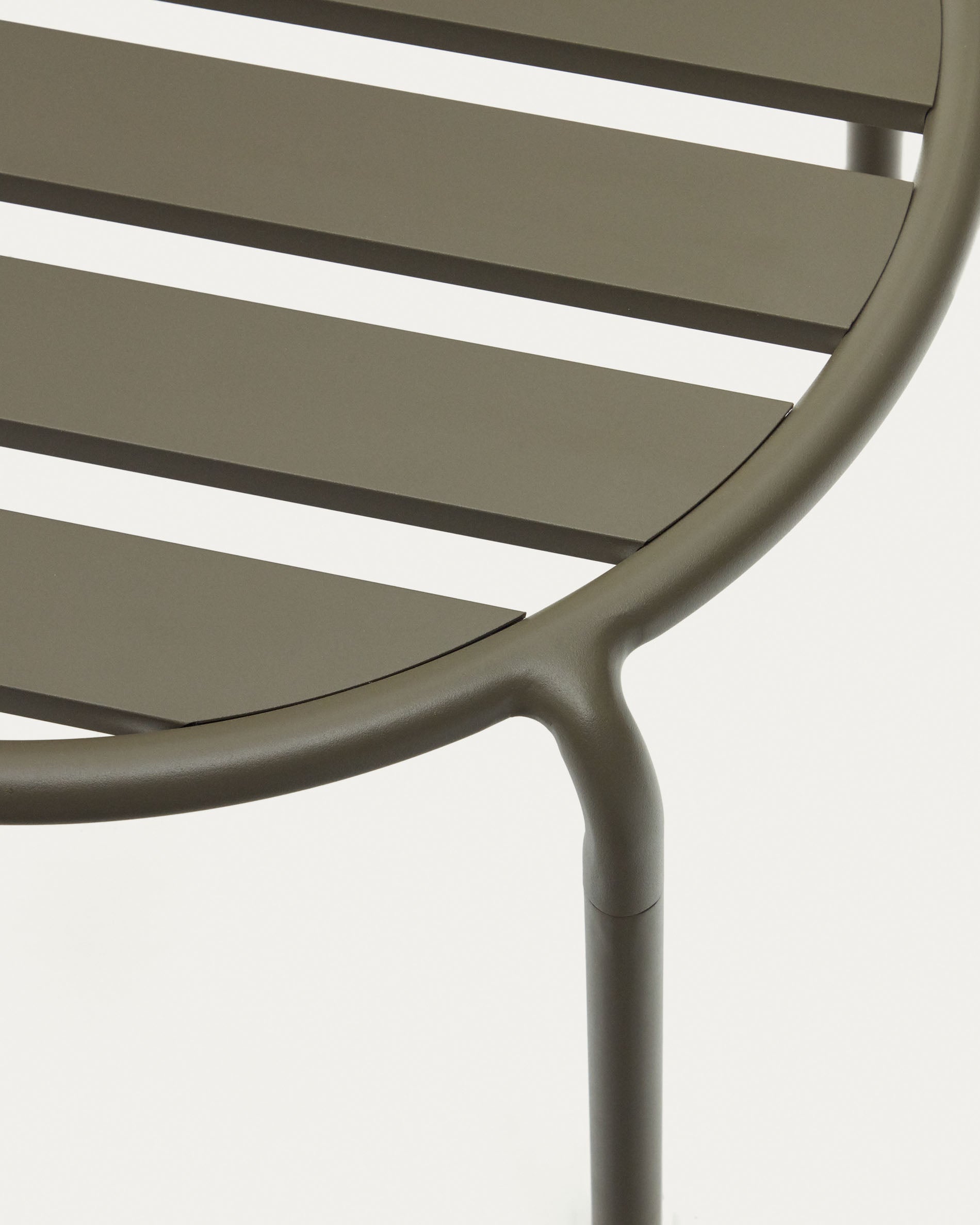 Joncols outdoor aluminium side table with powder coated green finish, Ø 60 cm - Detail
