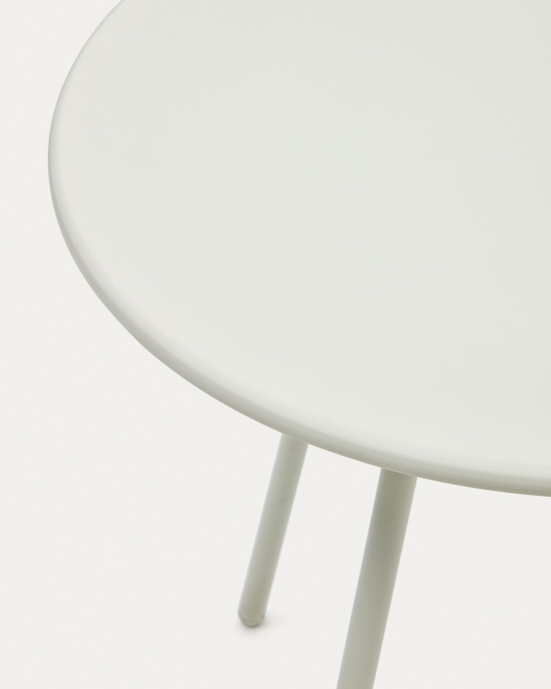 Montjoi round outdoor table in steel with a white finish, Ø 70 cm - Detail