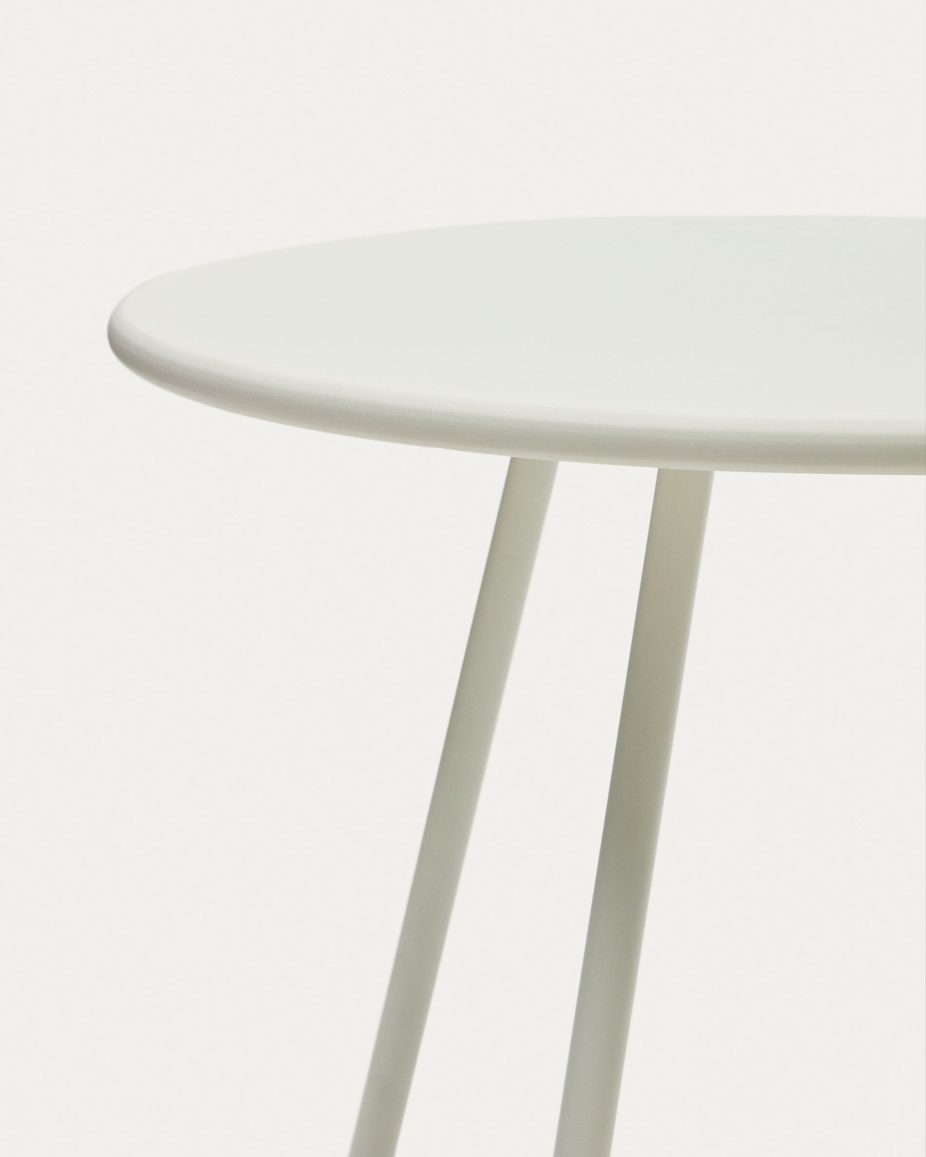 Montjoi round outdoor table in steel with a white finish, Ø 70 cm - Detail