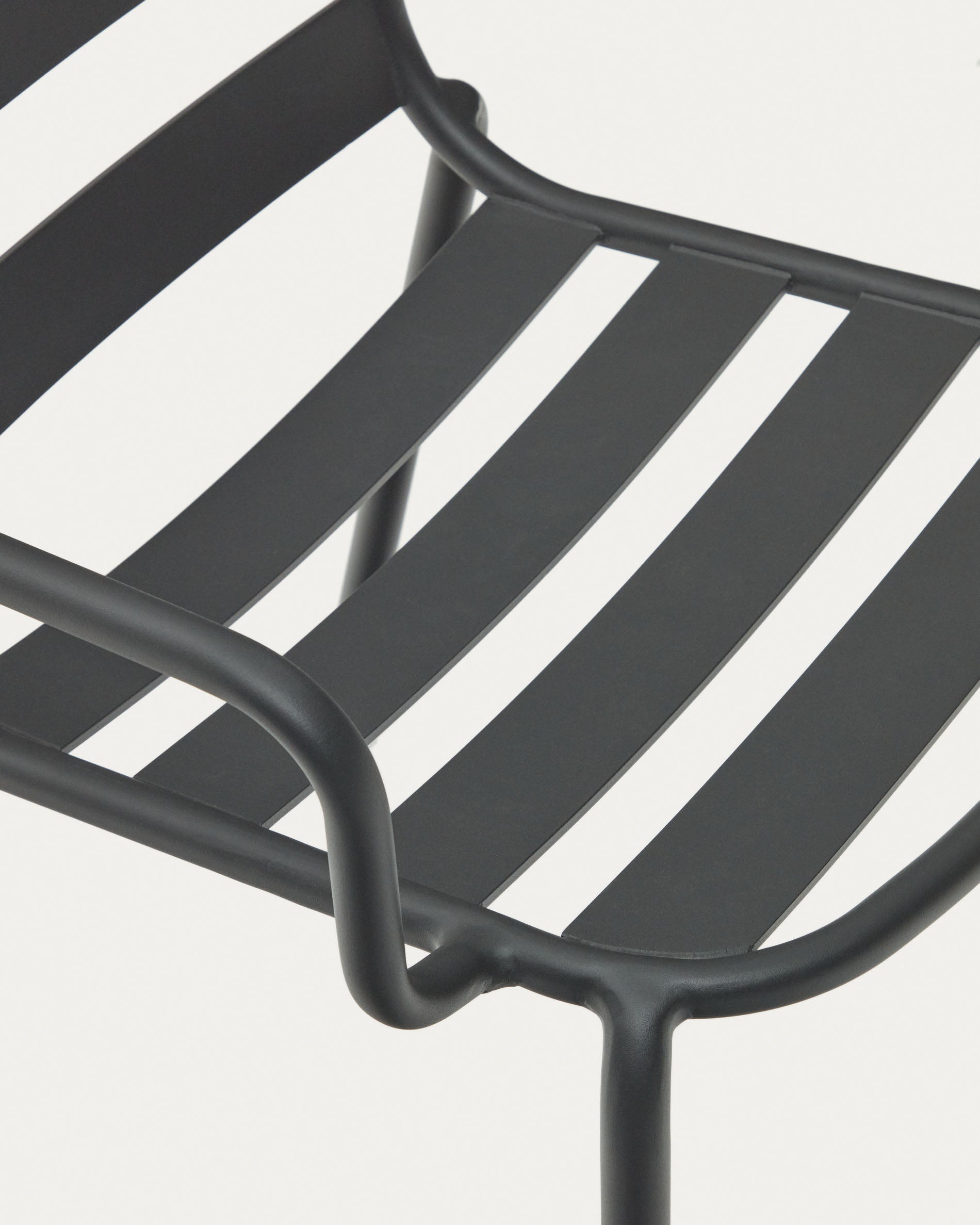 Joncols stackable outdoor aluminium chair with a powder coated grey finish - Detail