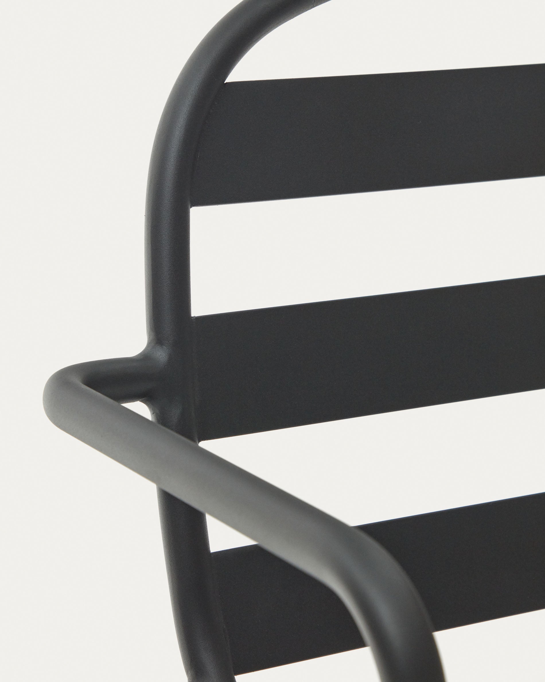 Joncols stackable outdoor aluminium chair with a powder coated grey finish - Detail