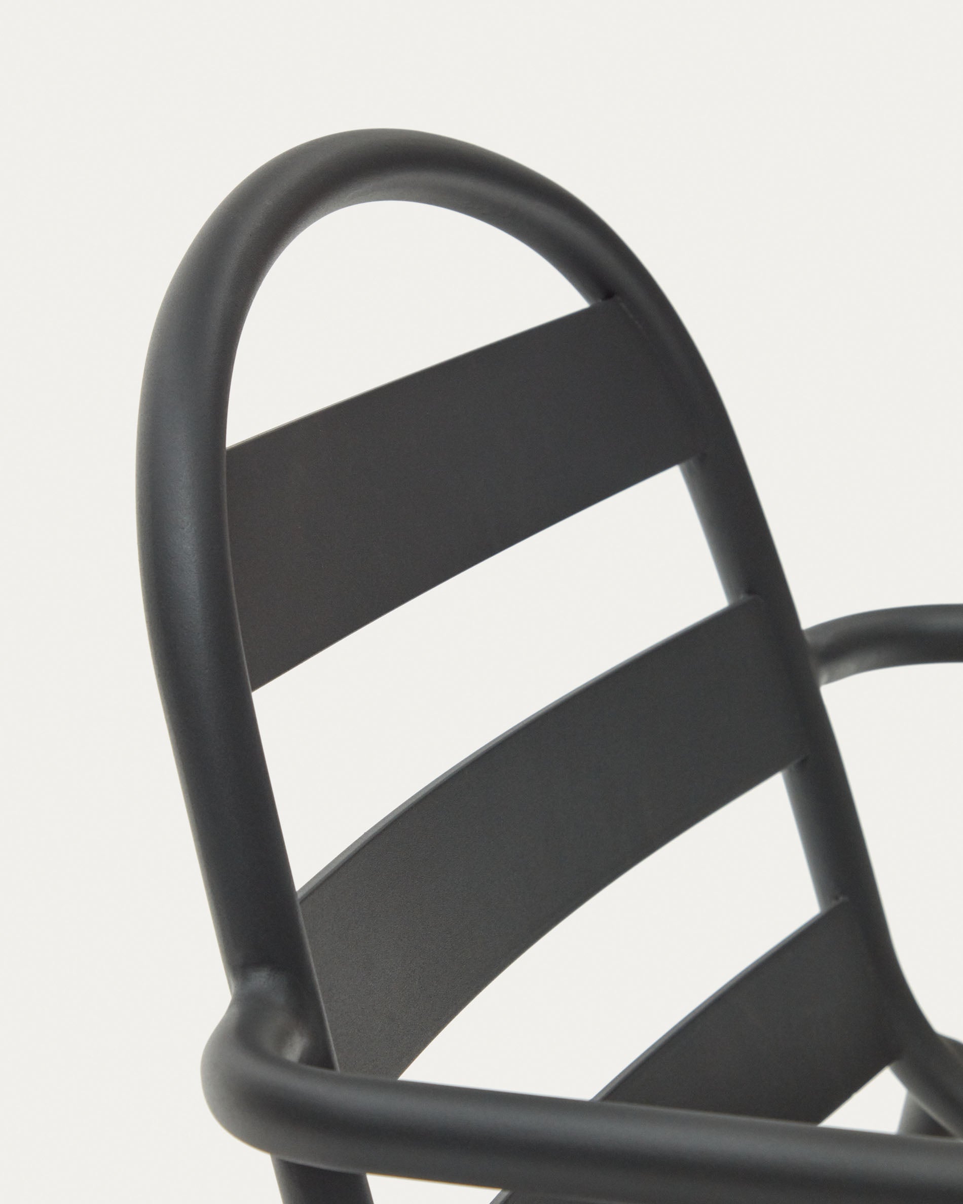Joncols stackable outdoor aluminium chair with a powder coated grey finish - Detail