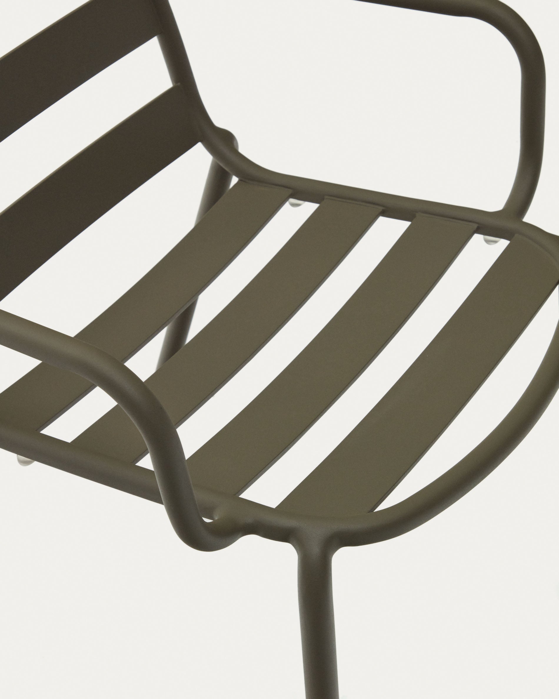 Joncols stackable outdoor aluminium chair with a powder coated green finish - Detail