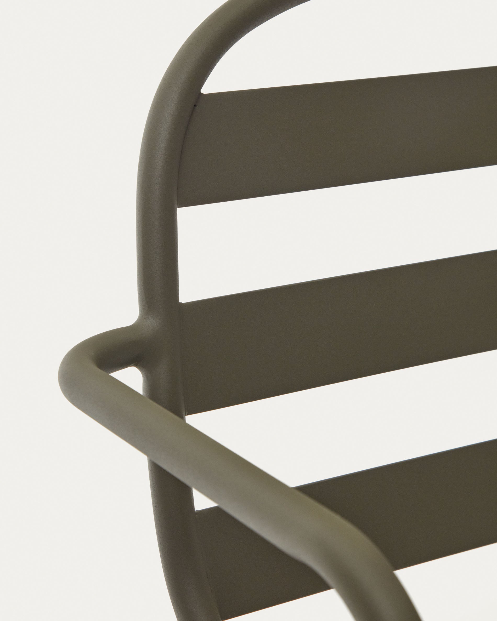 Joncols stackable outdoor aluminium chair with a powder coated green finish - Detail