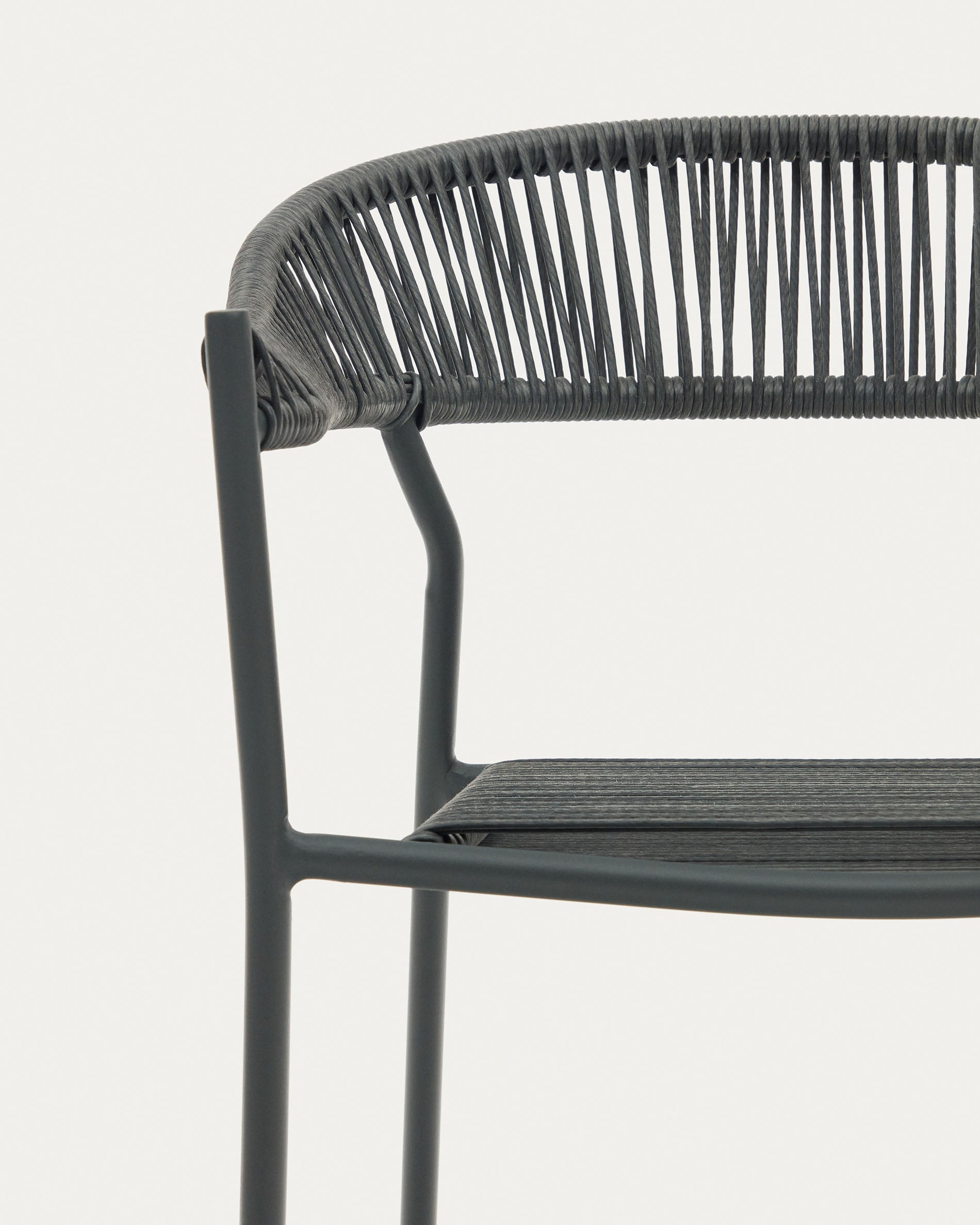 Futadera stackable outdoor chair in grey synthetic cord and grey painted steel - Detail
