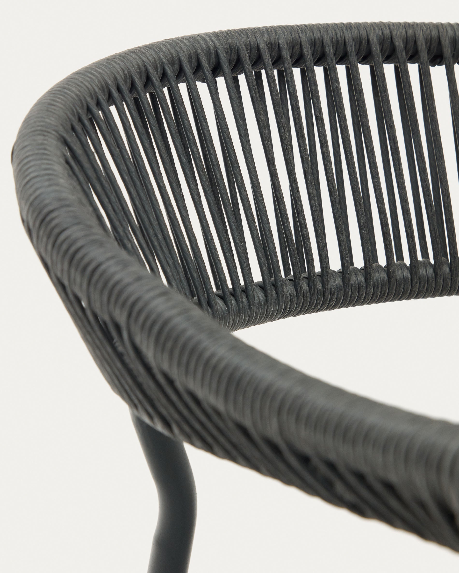 Futadera stackable outdoor chair in grey synthetic cord and grey painted steel - Detail