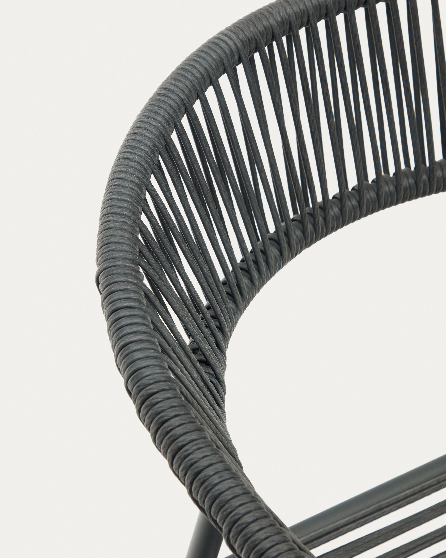 Futadera stackable outdoor chair in grey synthetic cord and grey painted steel - Detail