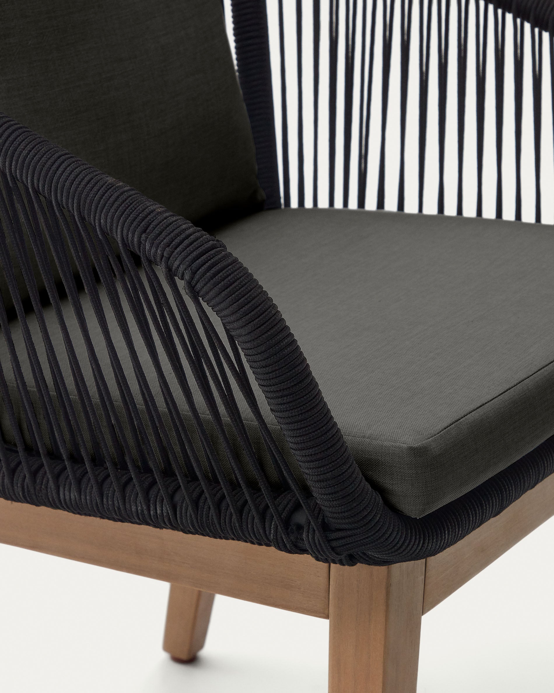 Portalo chair in black cord with solid acacia wood legs - Detail