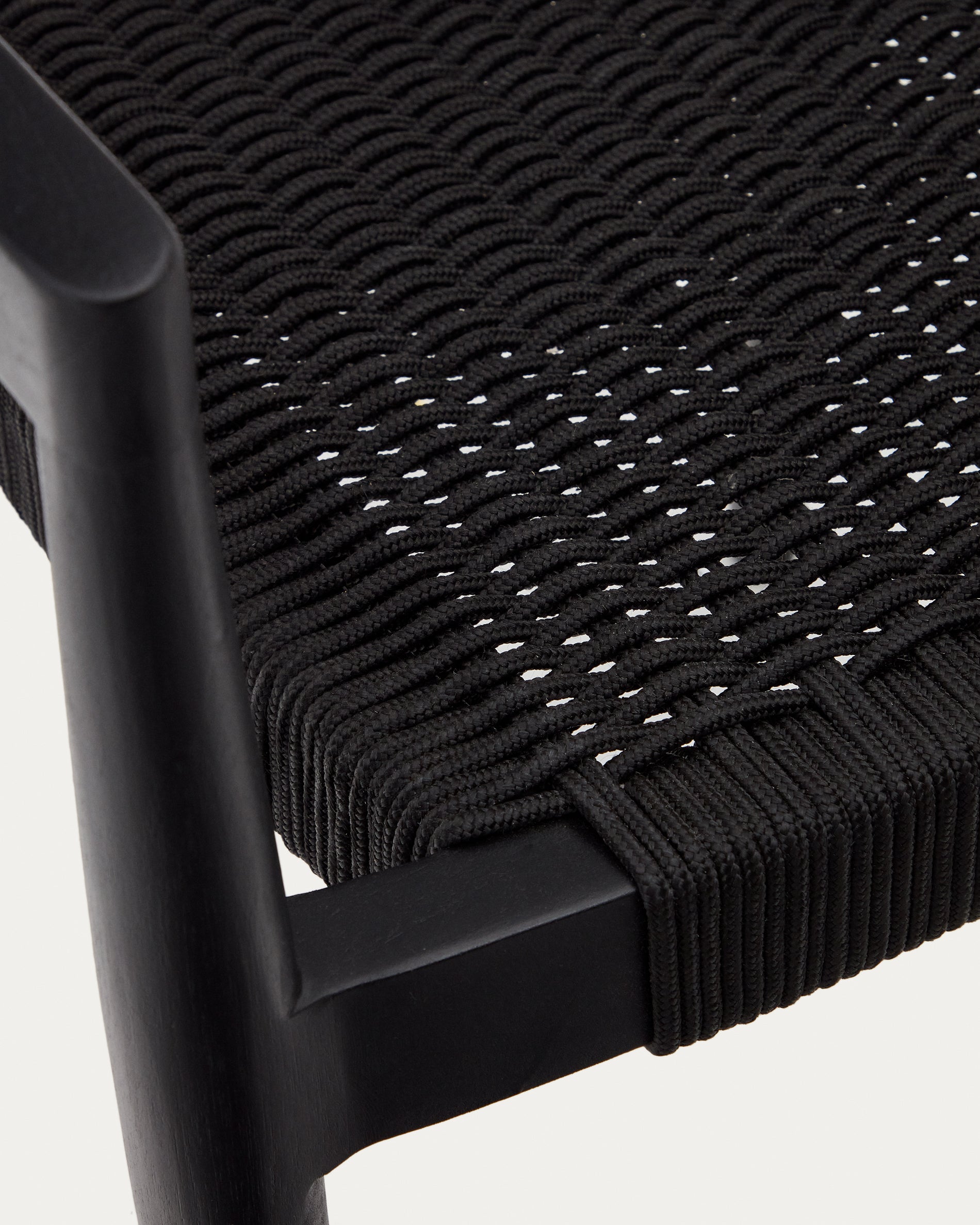 Ydalia stackable outdoor chair in solid teak wood with black finish and black rope - Detail