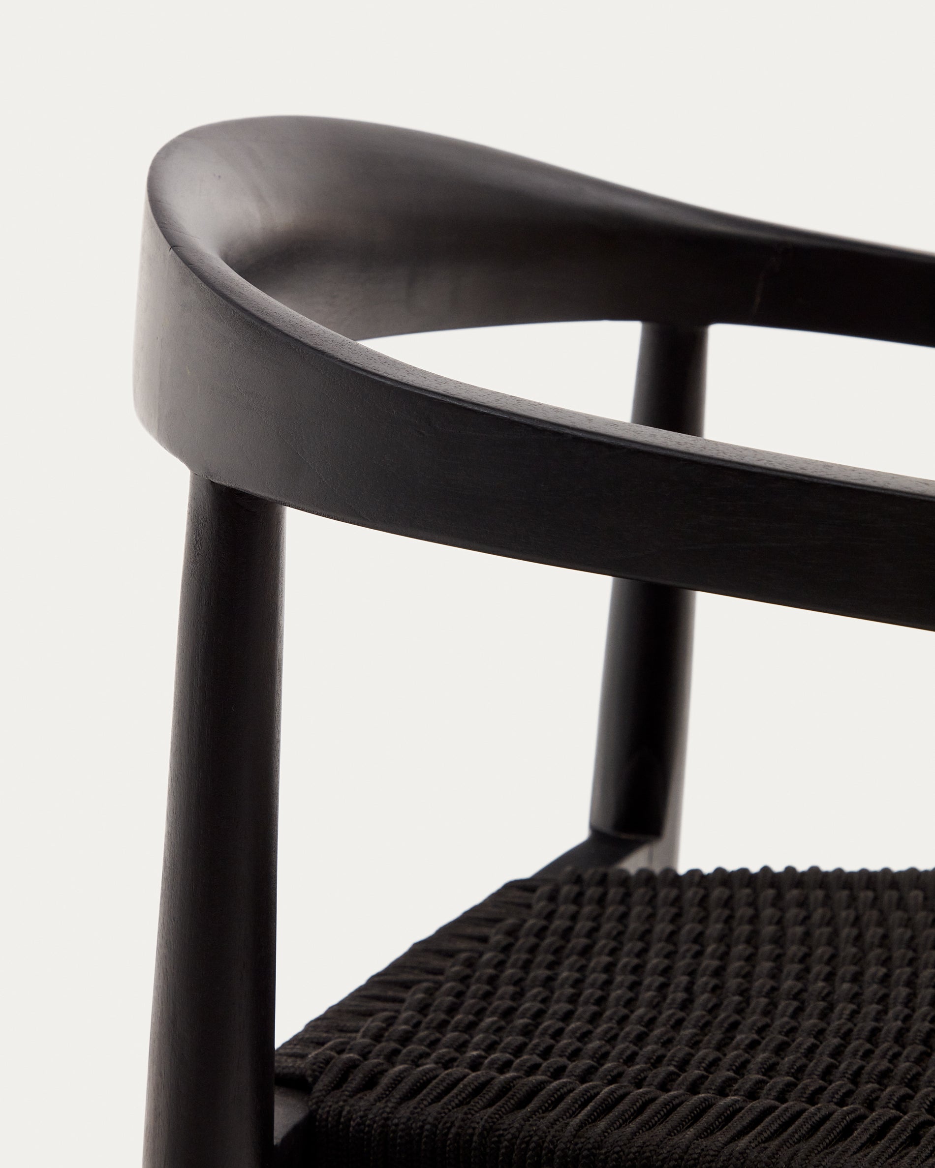 Ydalia stackable outdoor chair in solid teak wood with black finish and black rope - Detail