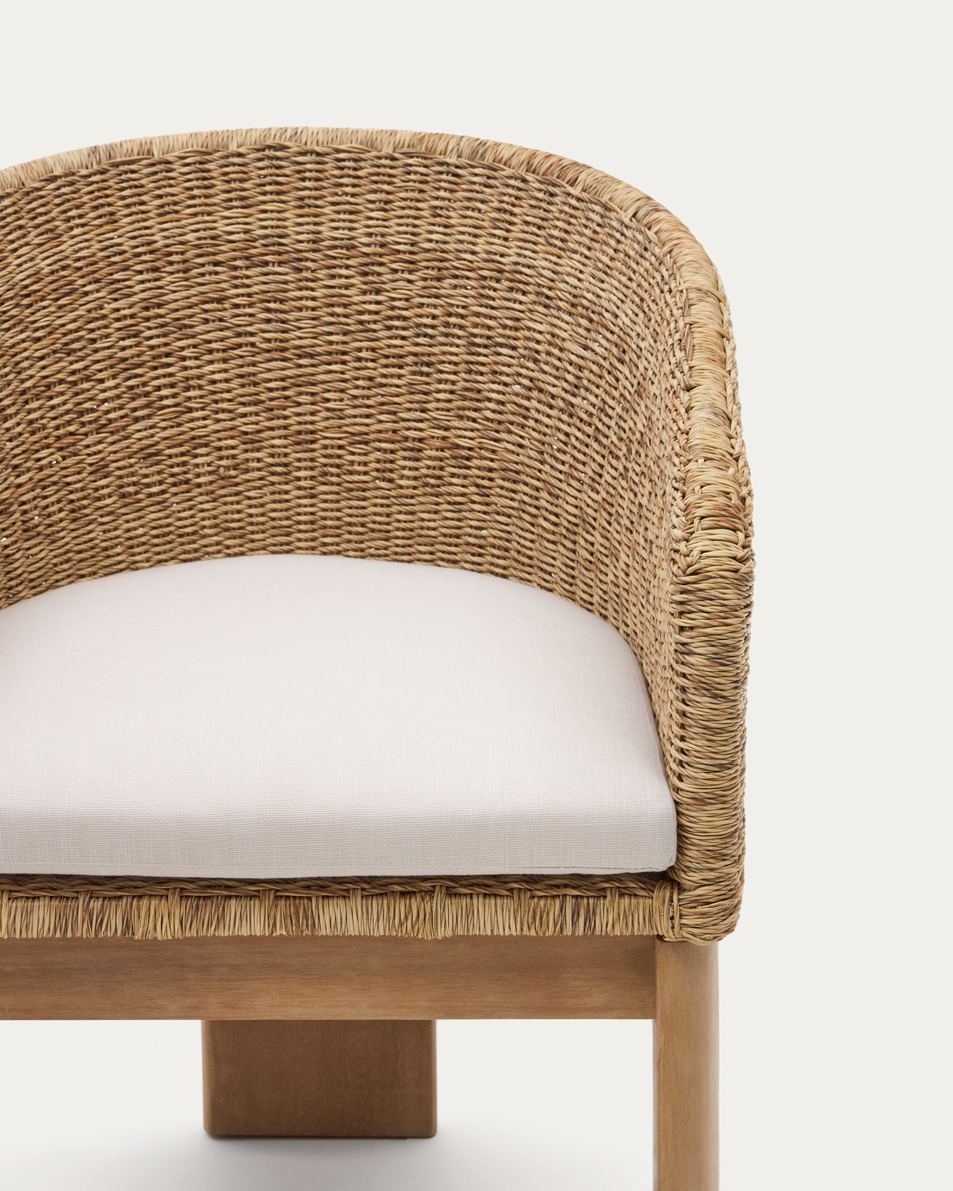 Xoriguer chair in synthetic rattan and solid eucalyptus wood FSC 100% - Detail