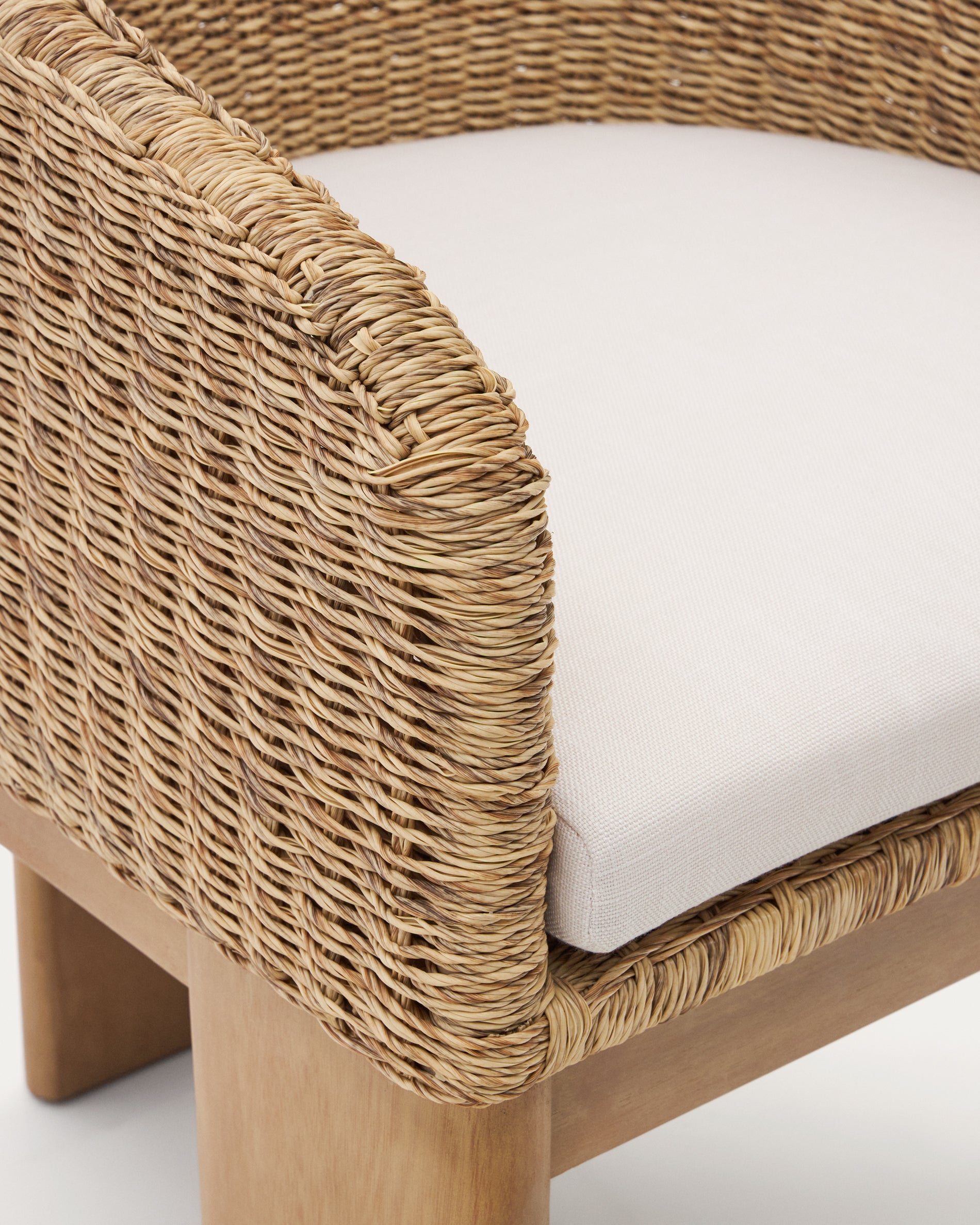 Xoriguer chair in synthetic rattan and solid eucalyptus wood FSC 100% - Detail